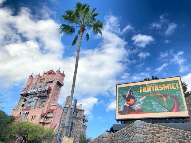 Sunset BoulevardにあるFantasmic!専用シアター前