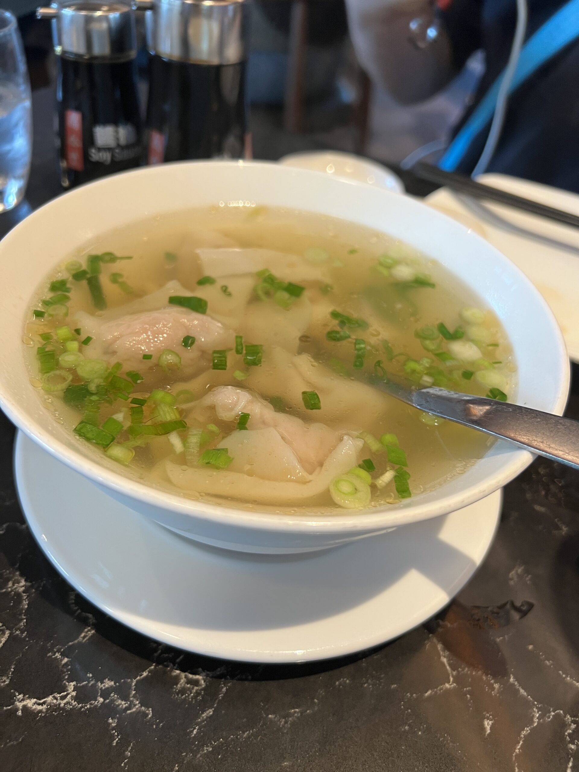 鼎泰豊のワンタンスープ（エビと黒豚）