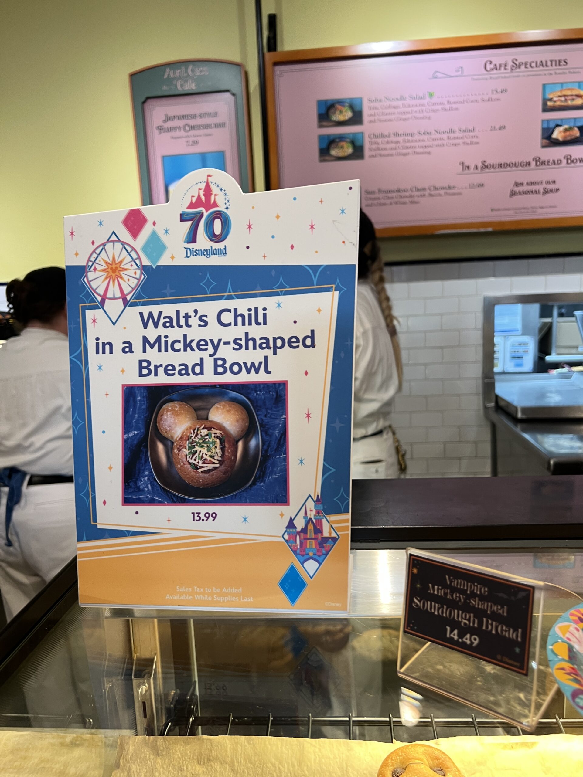 ディズニーランド70周年記念メニュー『Walt’s Chili in a Mickey-shaped Bread Bowl』の案内ボード