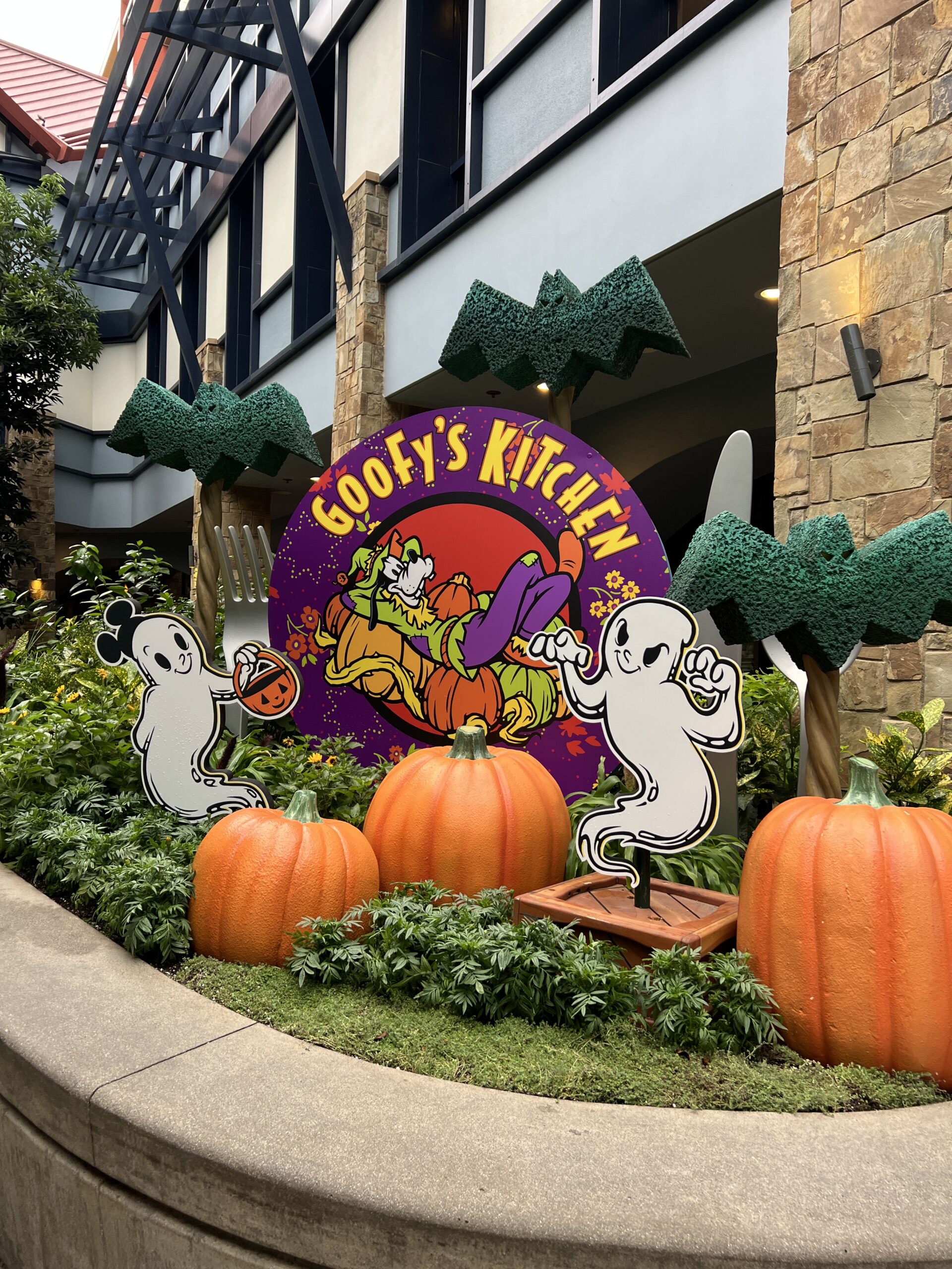 ハロウィーンデコレーションのグーフィーズ・キッチン外観。パンプキンとゴーストが飾られたエントランス