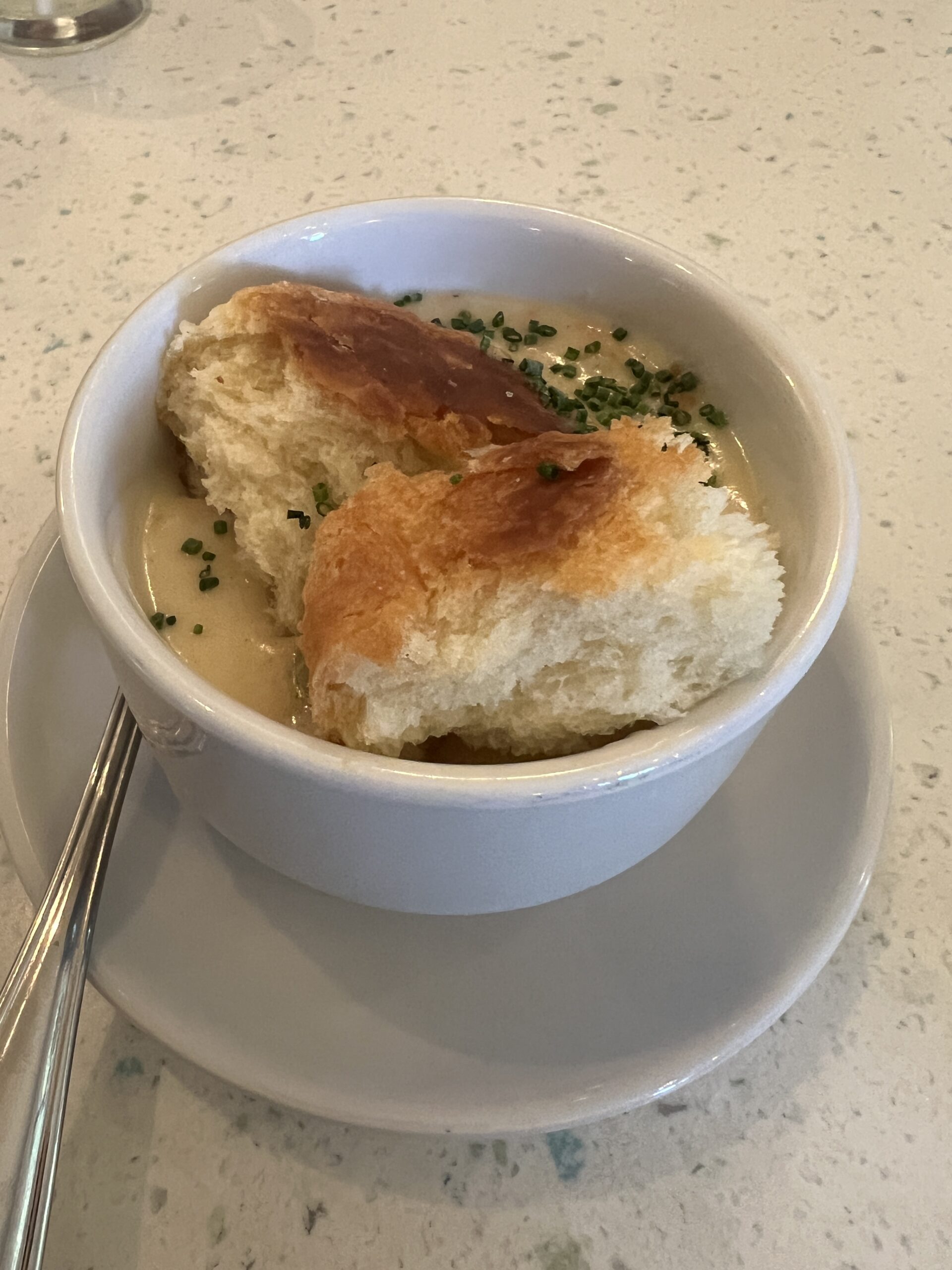 チキンポットパイスープ。チキンとビスケットが入った濃厚なスープ