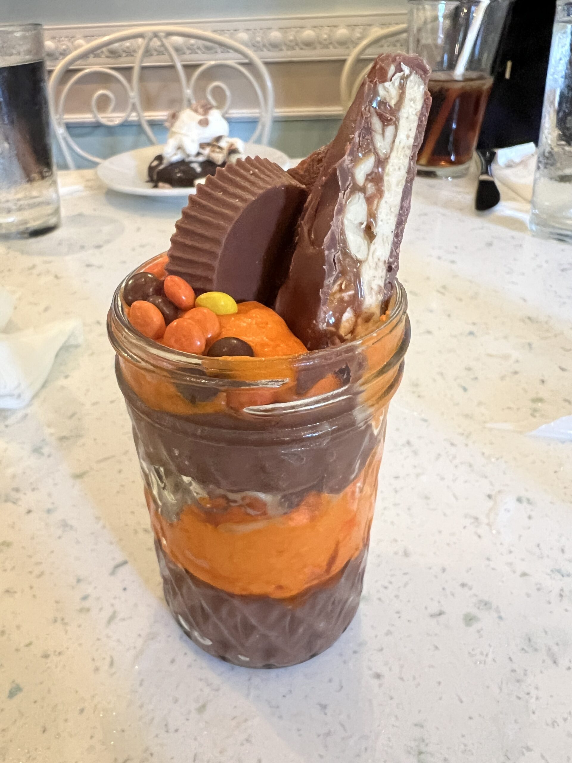 チョコレートプディングにピーナッツバターのトッピングがのったデザート