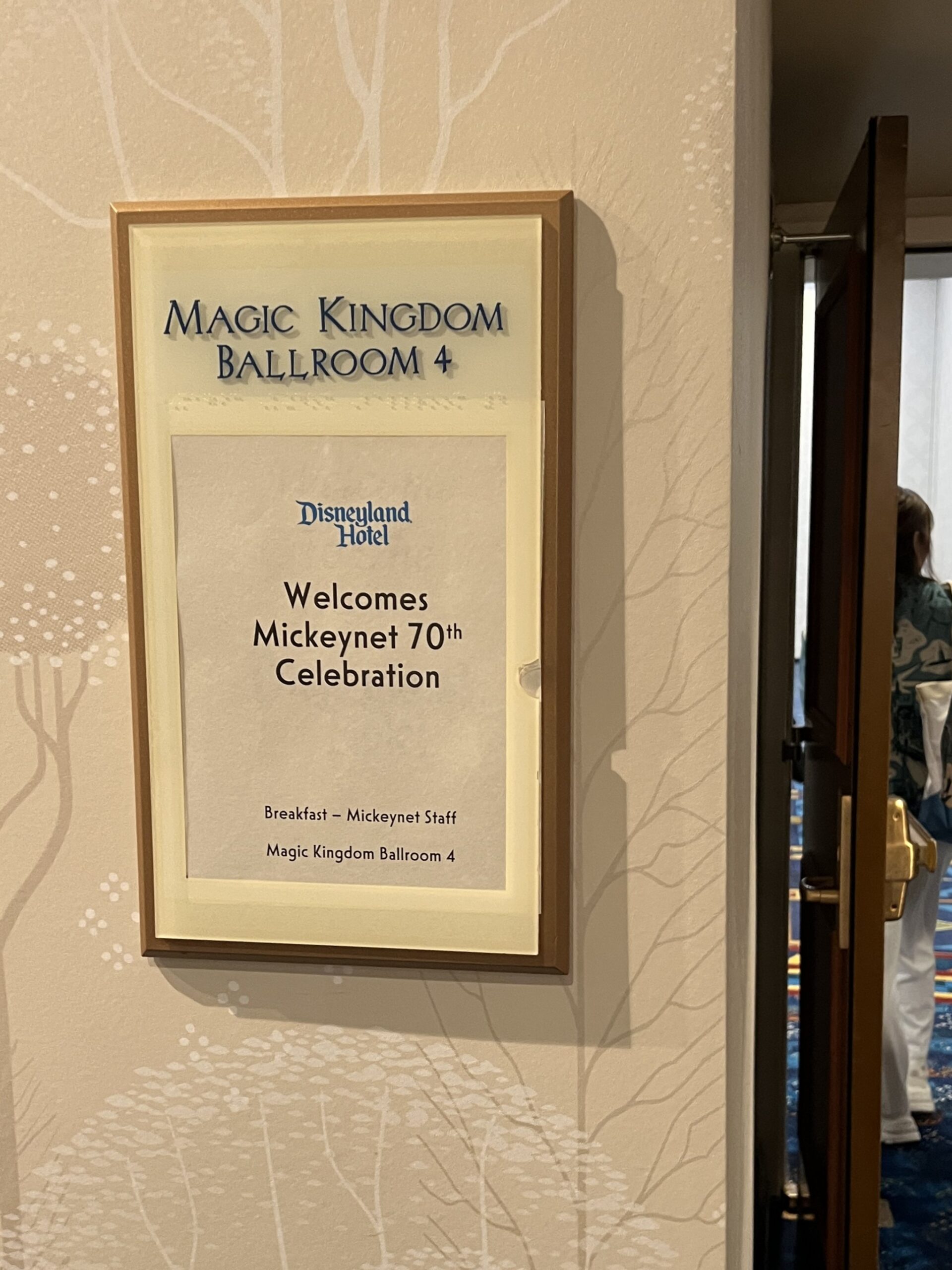 ディズニーランド・ホテルのボールルーム入口に掲示された『Mickeynet 70th Celebration』の案内板