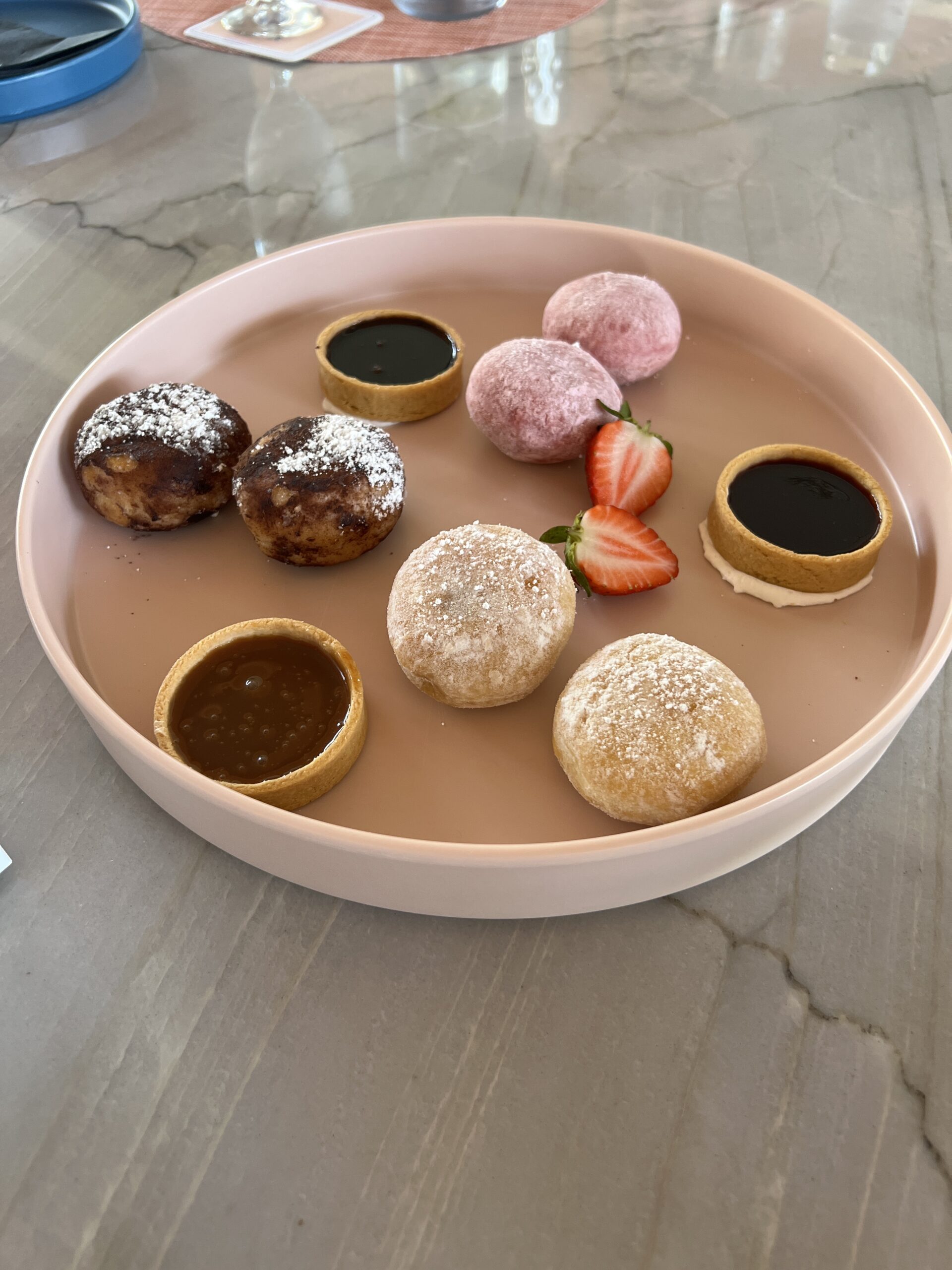 ベニエ3種。チョコレート、キャラメル、ミックスベリーのデザートプレート