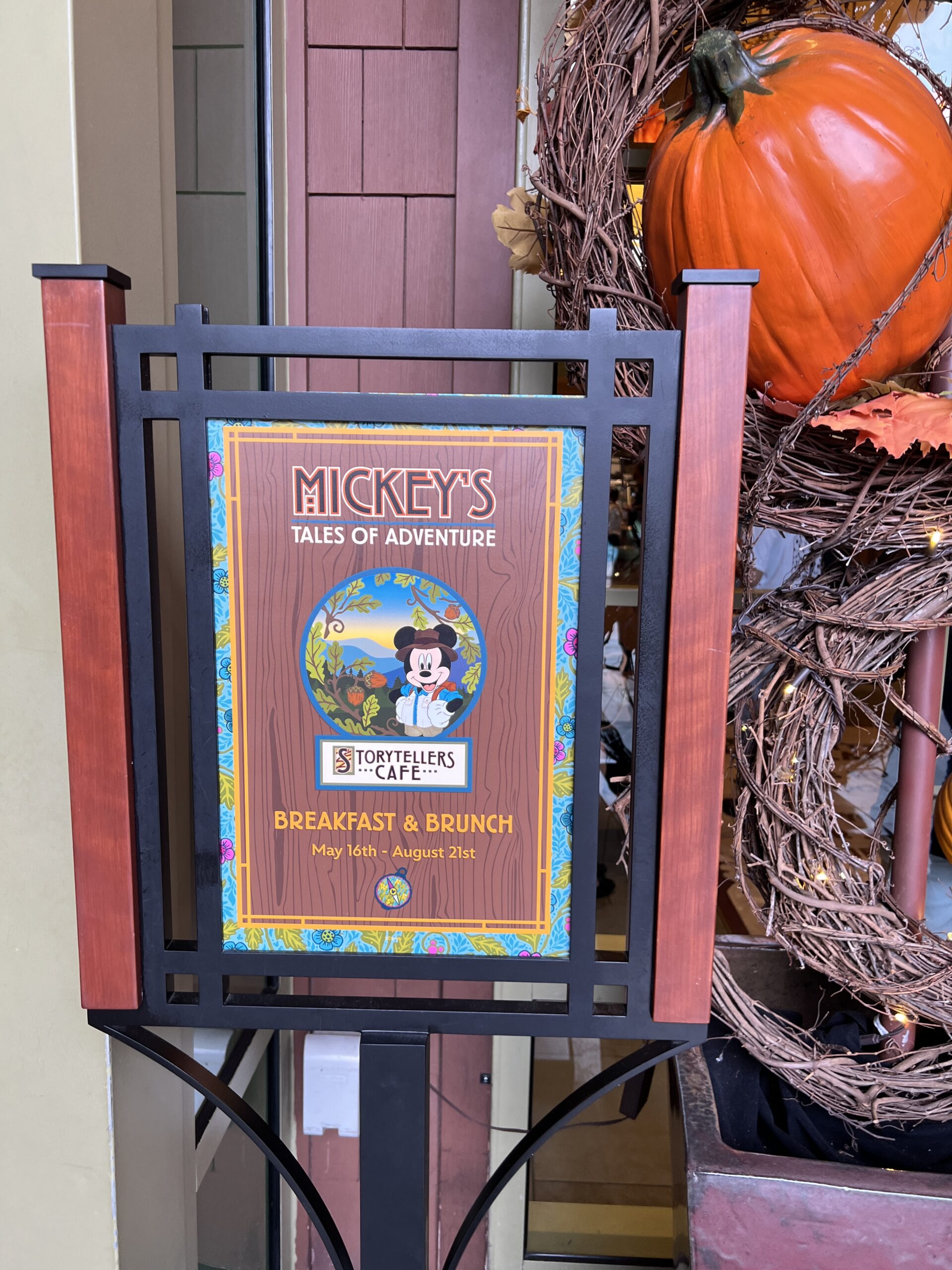 ミッキーのイラスト入りストーリーテラー・カフェの看板。ハロウィーンの装飾が添えられている