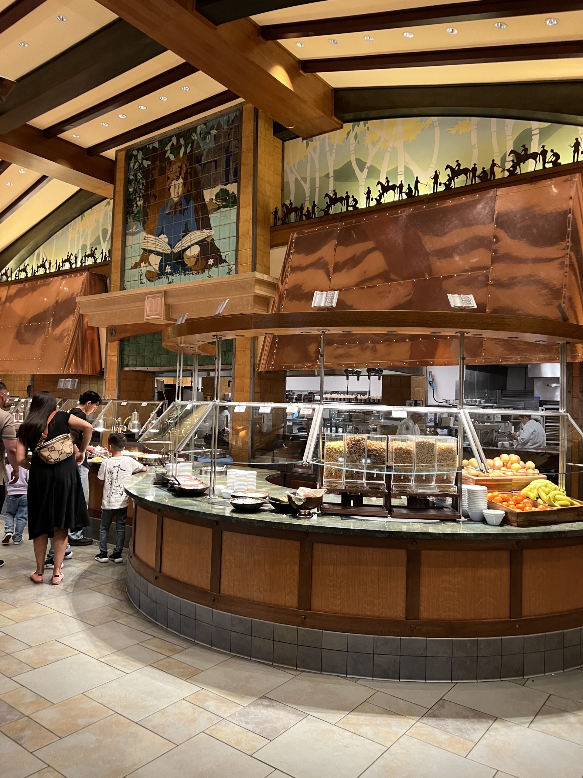 ストーリーテラー・カフェのビュッフェカウンター。木の温もりある内装とオープンキッチン