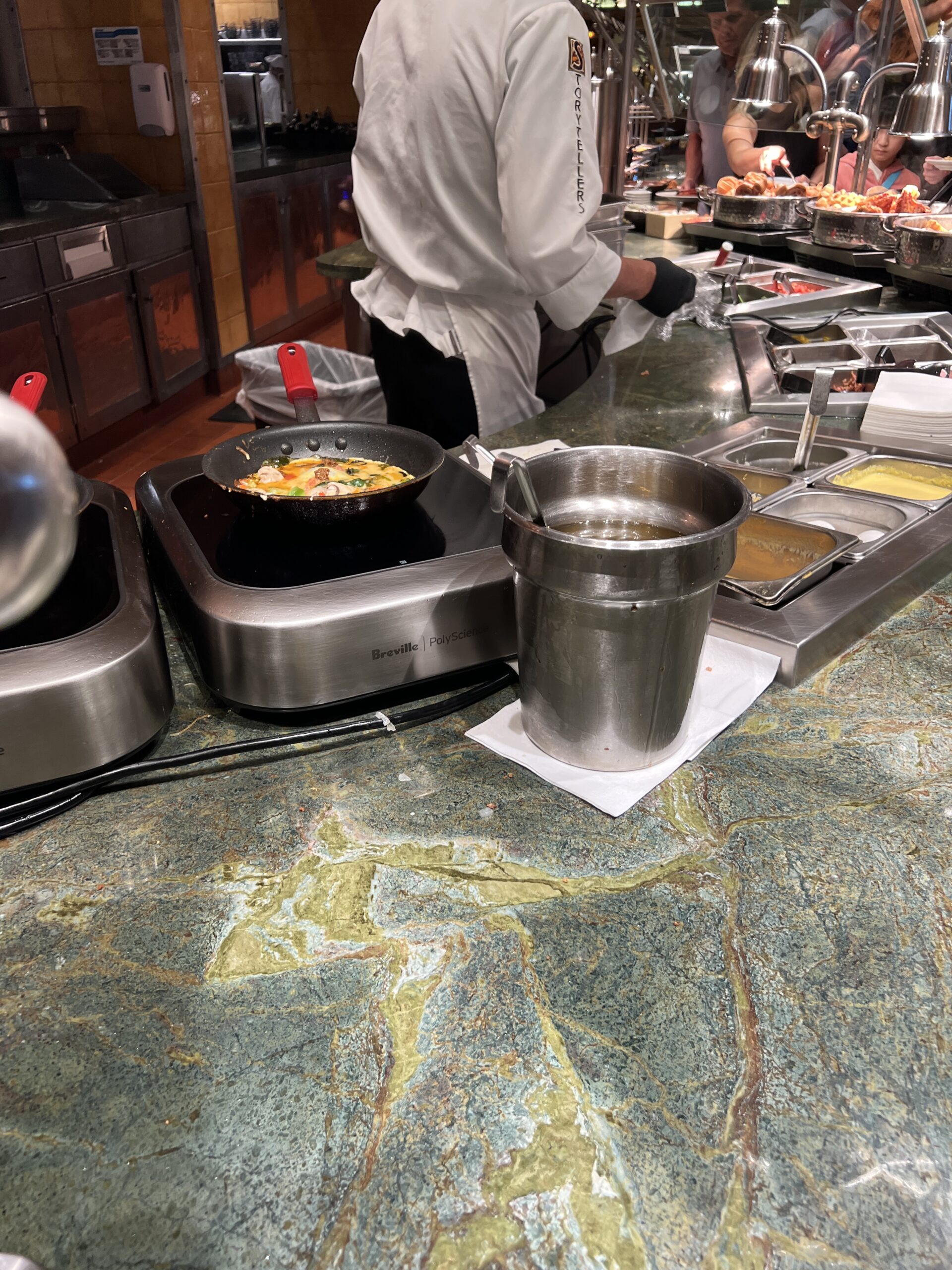 ストーリーテラー・カフェのオムレツステーション。シェフが具材をその場で調理