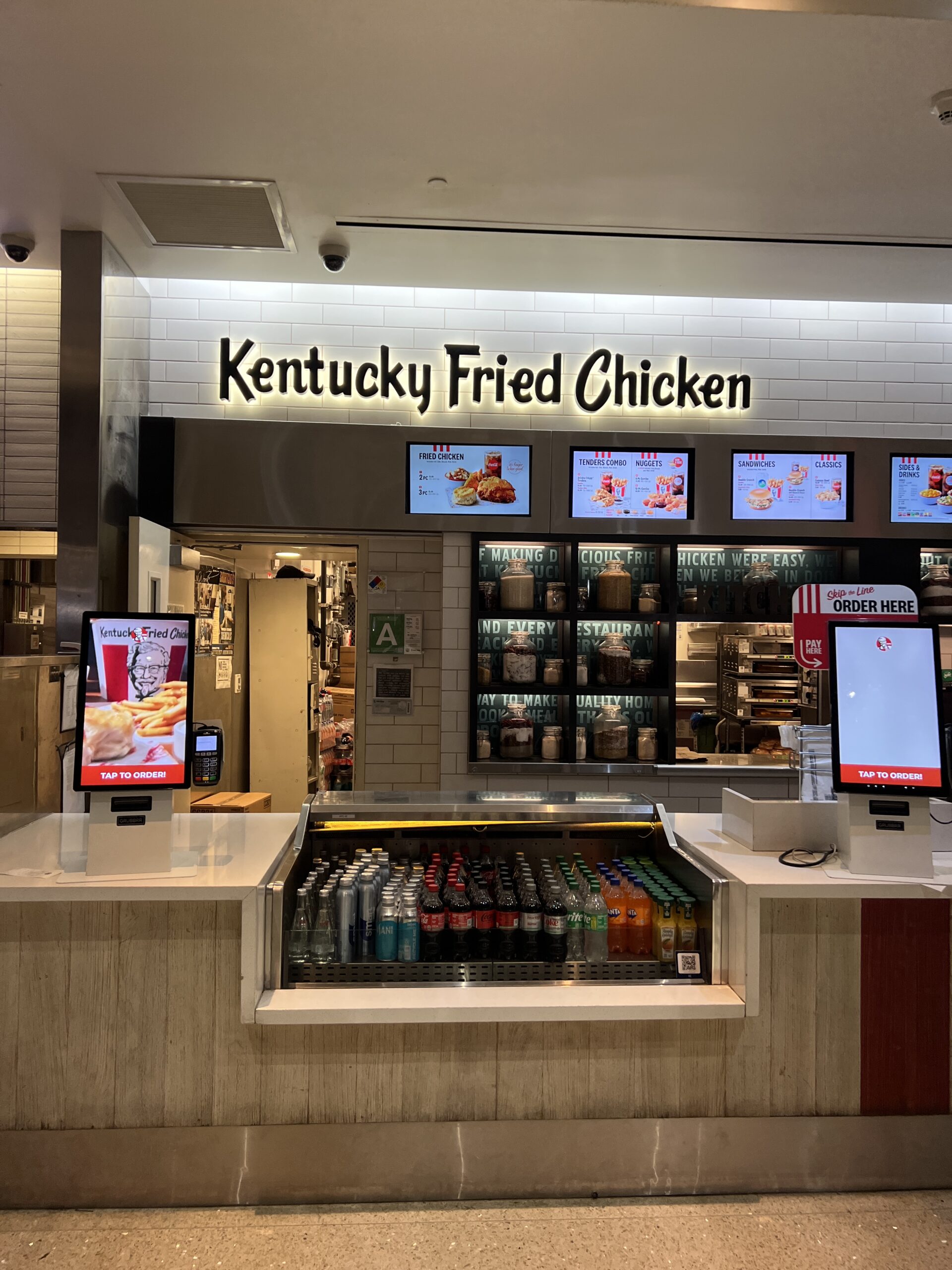 ロサンゼルス空港のケンタッキー・フライド・チキン店内
