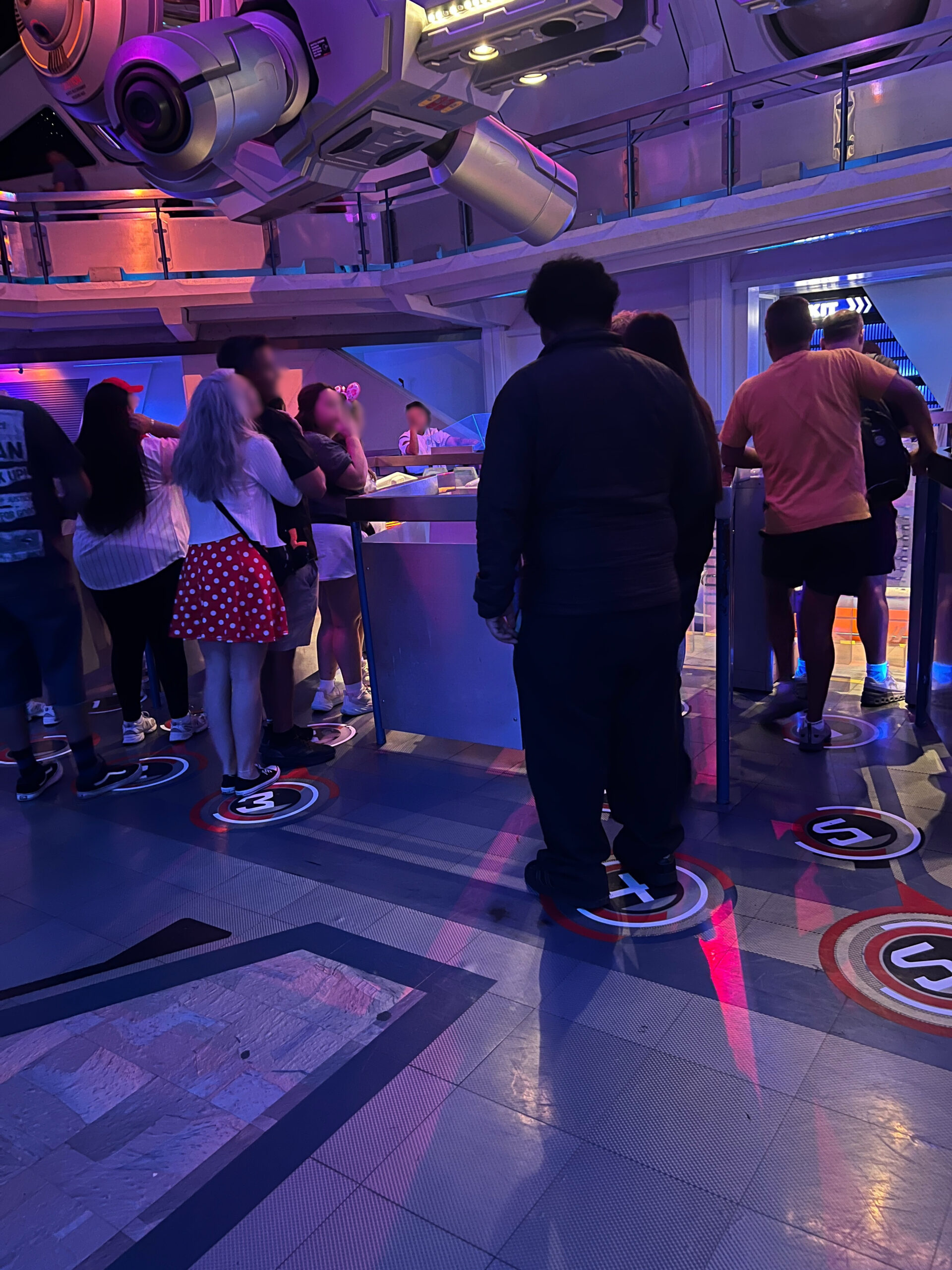 スペース・マウンテンの搭乗直前エリアへ合流した様子