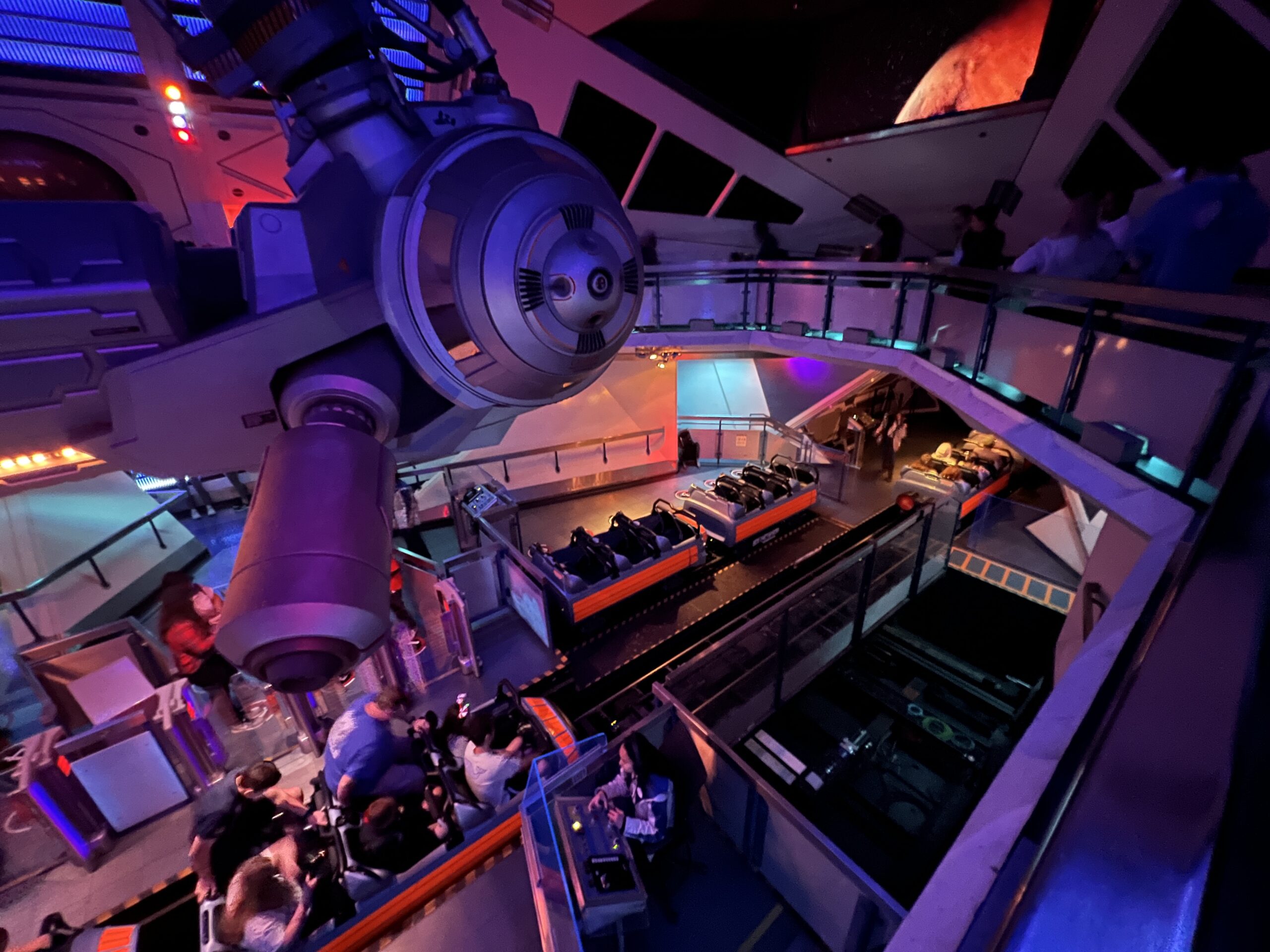 スペース・マウンテン乗り場全体の様子(横2列×3人シート)