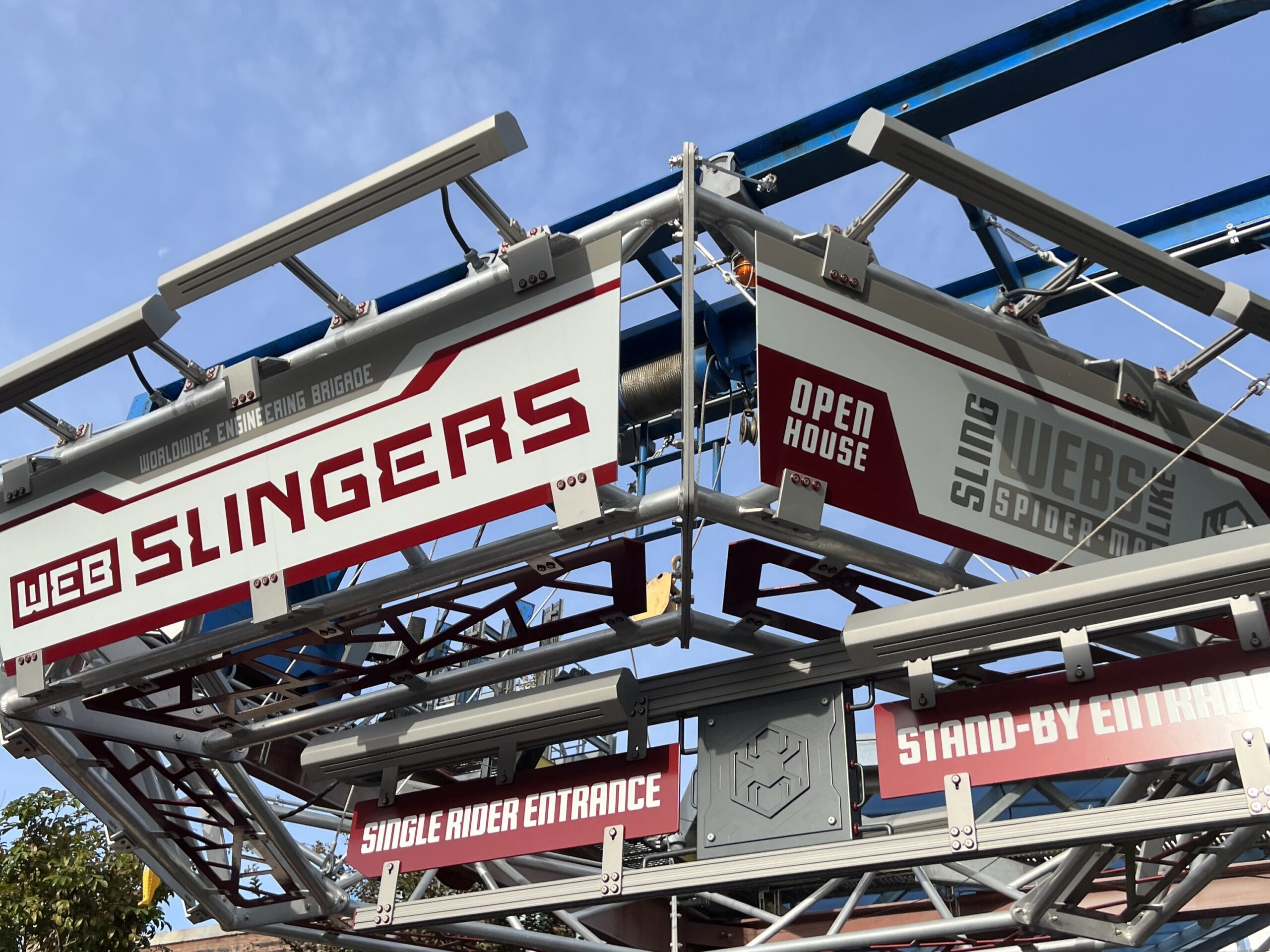 ウェブ・スリンガーズ:スパイダーマン・アドベンチャーのシングルライダー入口サイン(アベンジャーズ・キャンパス)