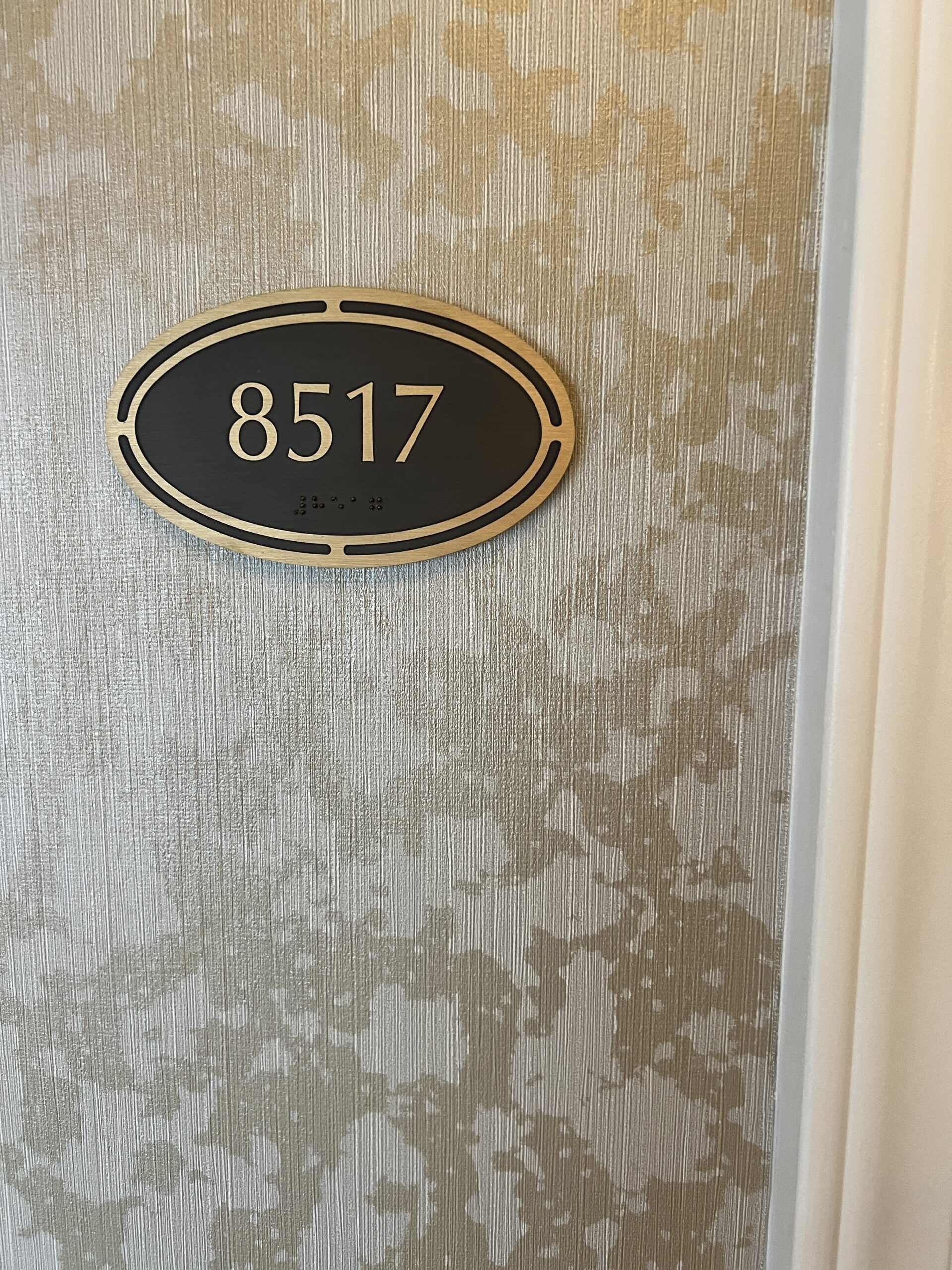 リビエラ・リゾート客室ドアに掲示されたルームナンバー「8517」のプレート
