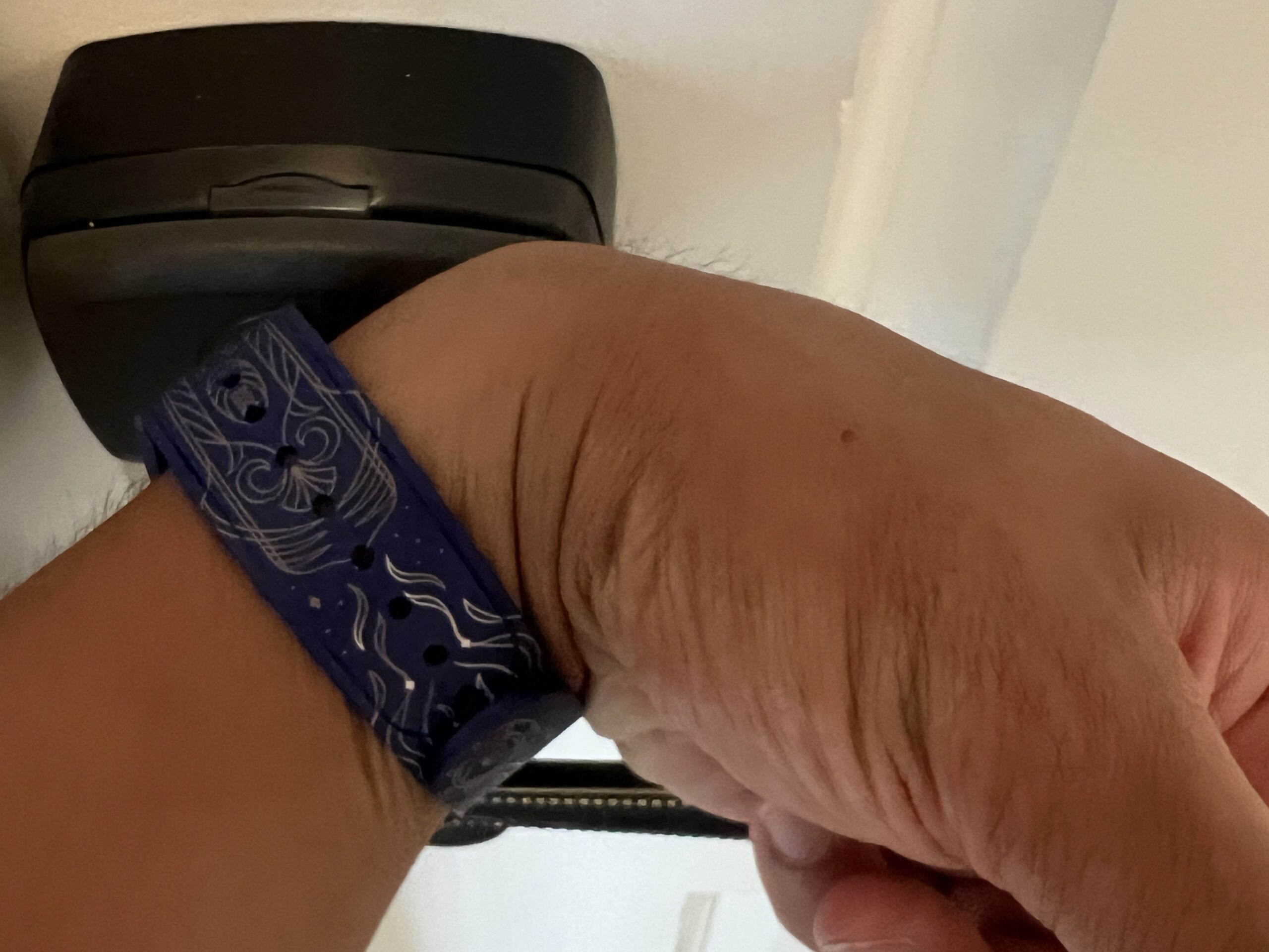 ディズニーバンドをドアロックに近づけてリビエラ・リゾートの客室ドアを解錠している様子