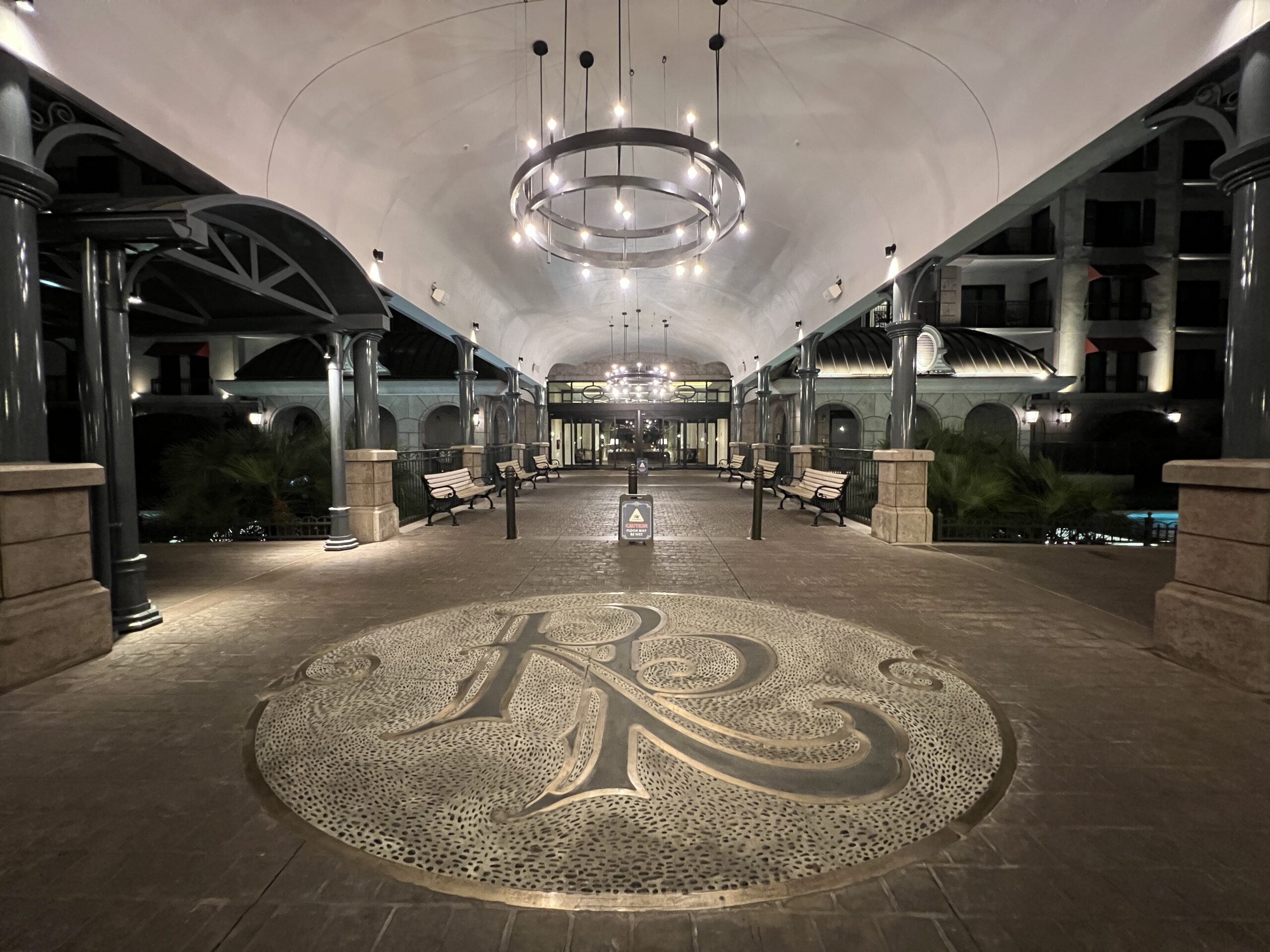 ディズニー・リビエラ・リゾートの車寄せ。オンラインチェックイン後に直接客室へ向かえる入口の夜景。