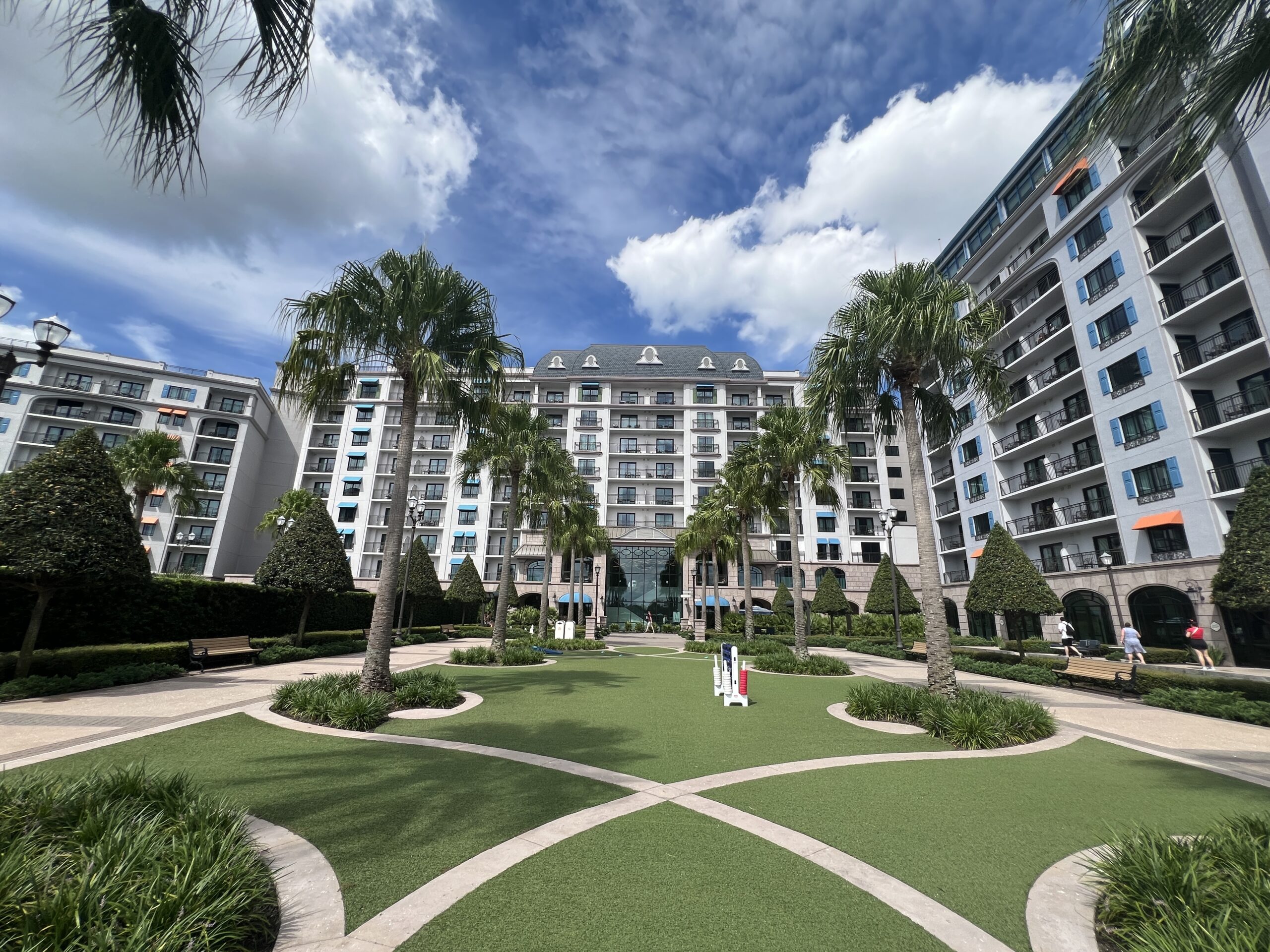 ディズニー・リビエラ・リゾート外観。ヨーロピアンスタイルの建物と中庭、客室バルコニーが並ぶ様子