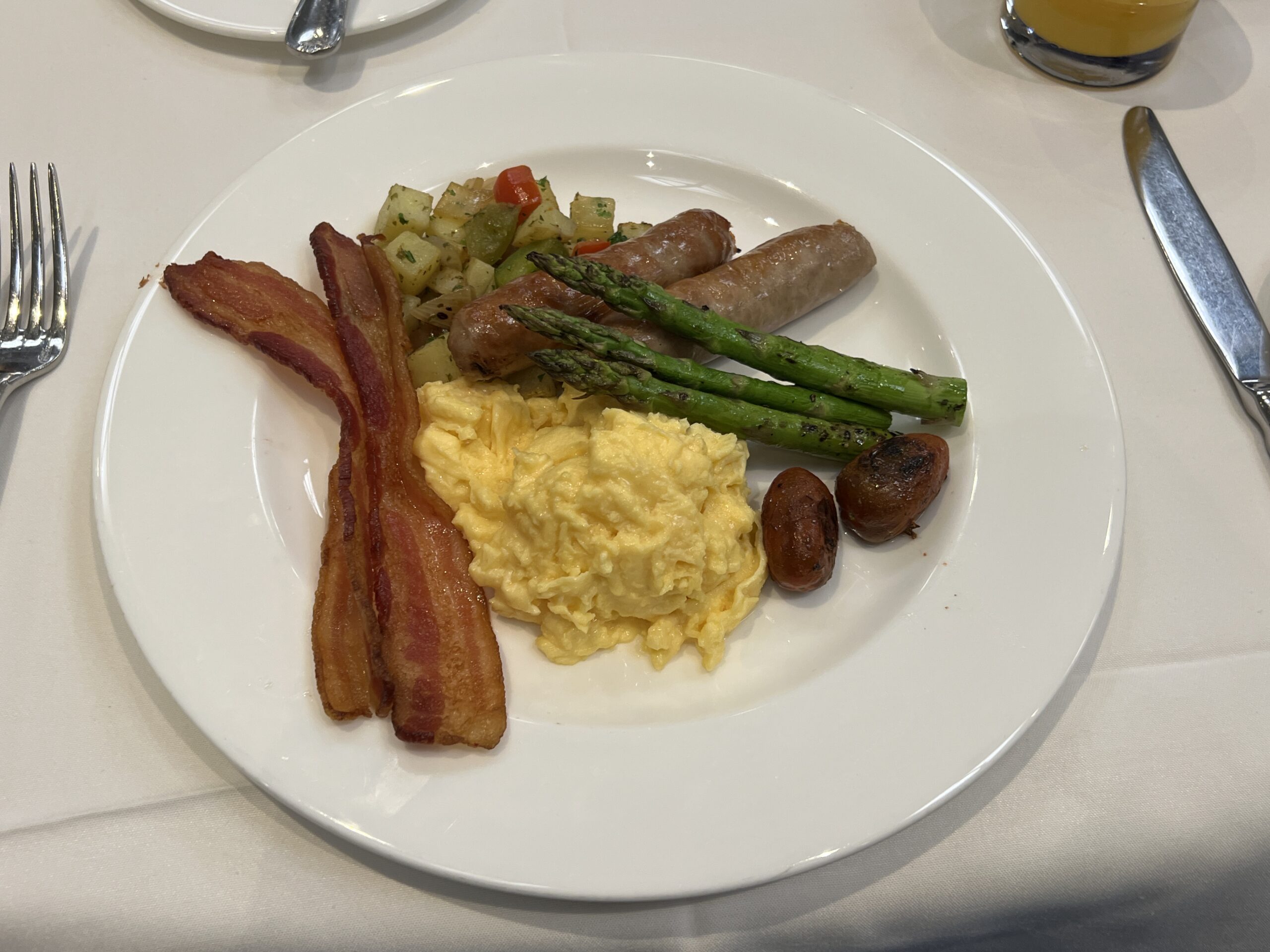 イベント当日に提供された朝食プレート(スクランブルエッグ、ベーコン、ソーセージ、アスパラ、ポテト)