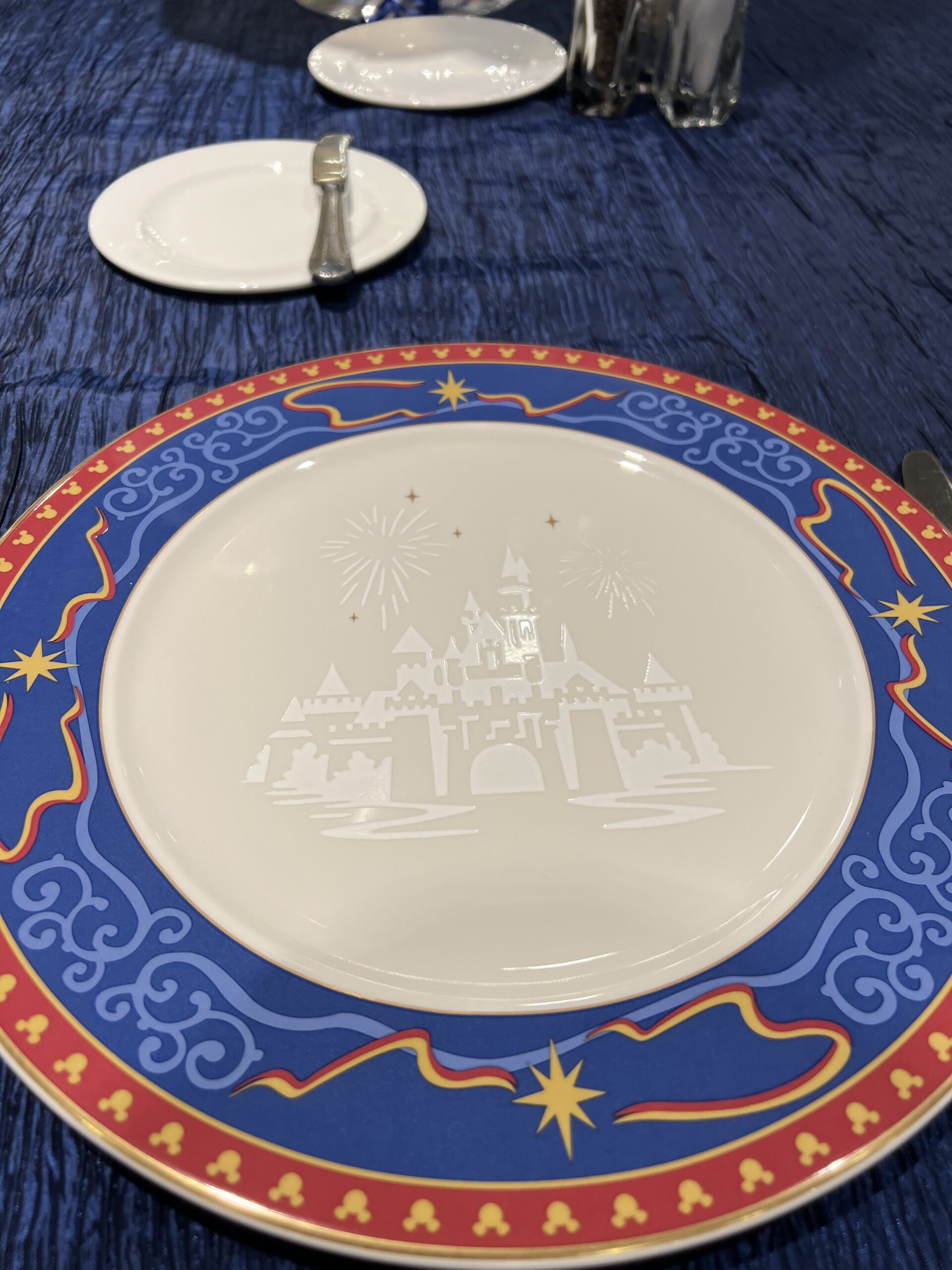 眠れる森の美女の城シルエットがデザインされた特別プレート(バンケット会場)