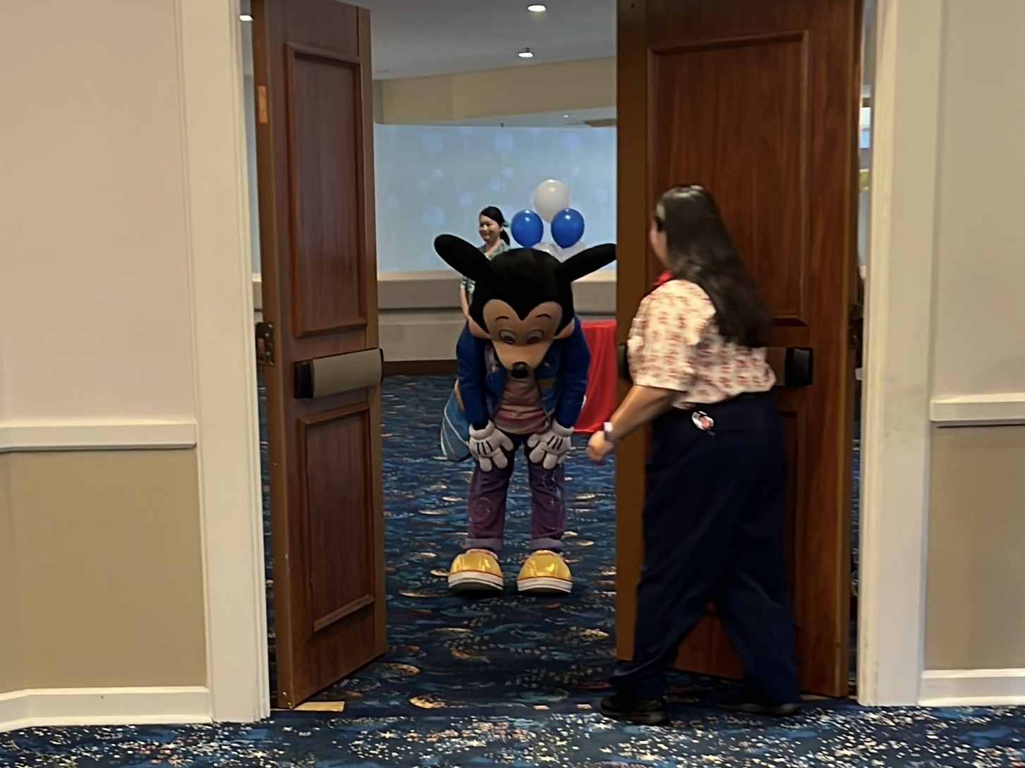 退場前に最後のひとりとなり深くお辞儀するミッキー(スリーピングビューティー・パビリオン)