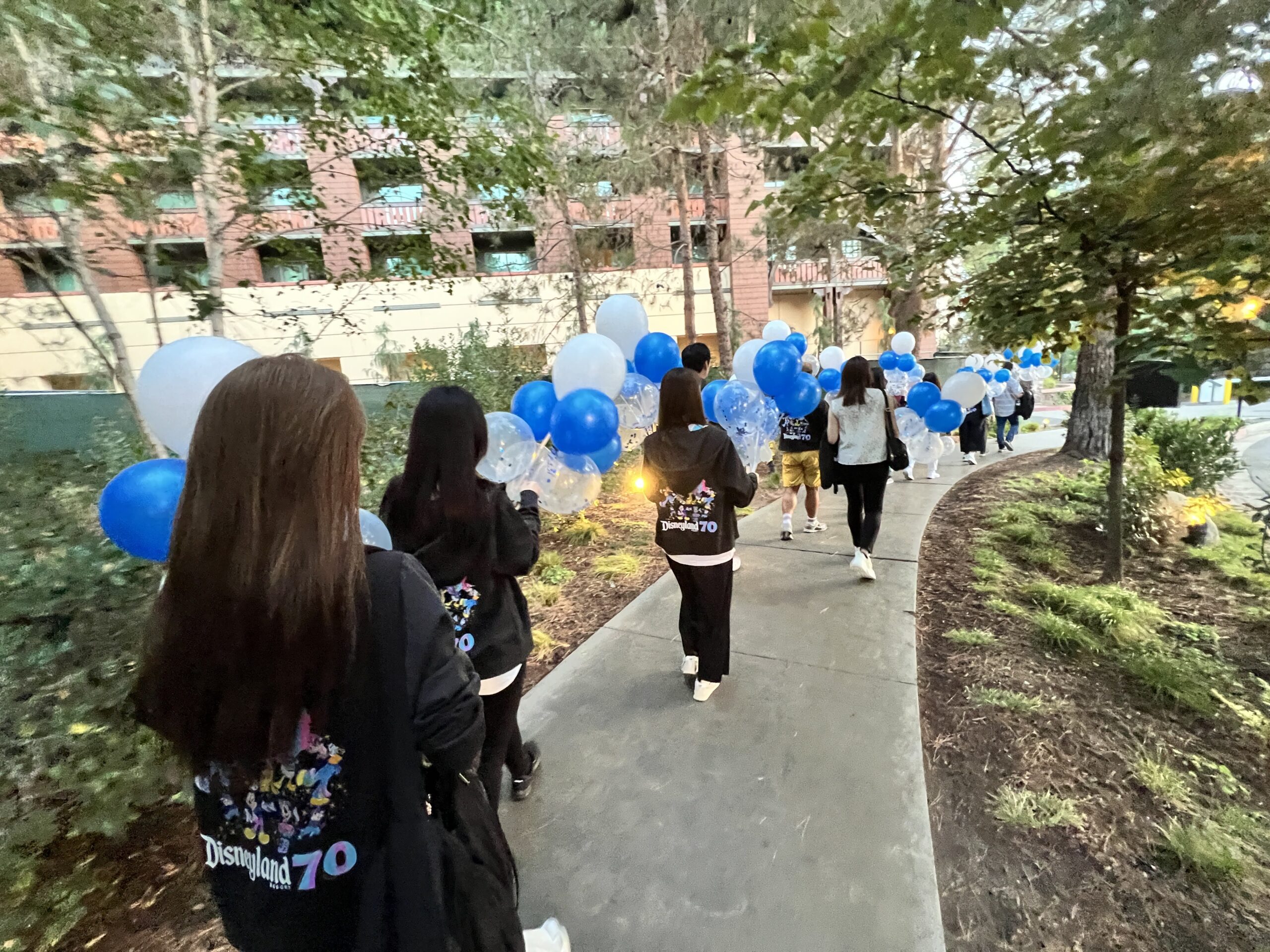 スタッフが風船を運ぶ様子