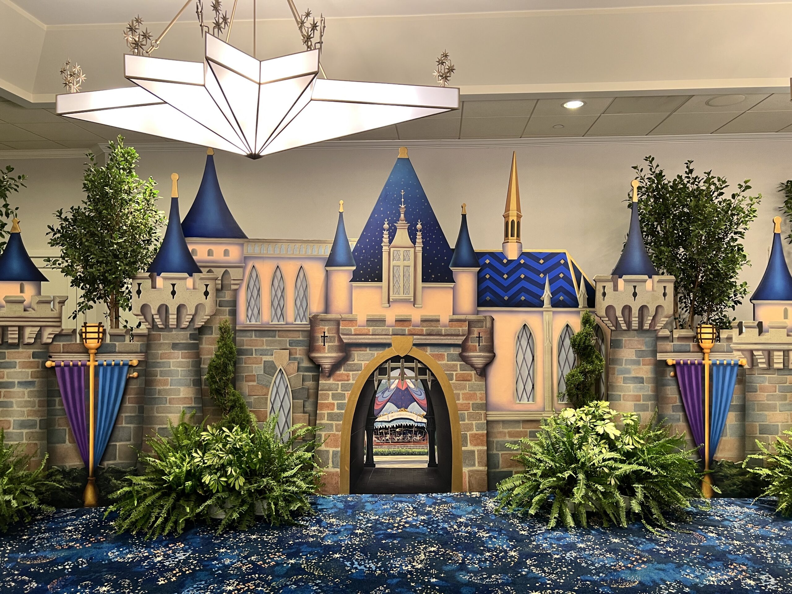 スリーピングビューティー・パビリオン内に設置された眠れる森の美女のお城を模した70周年特別バックグラウンド