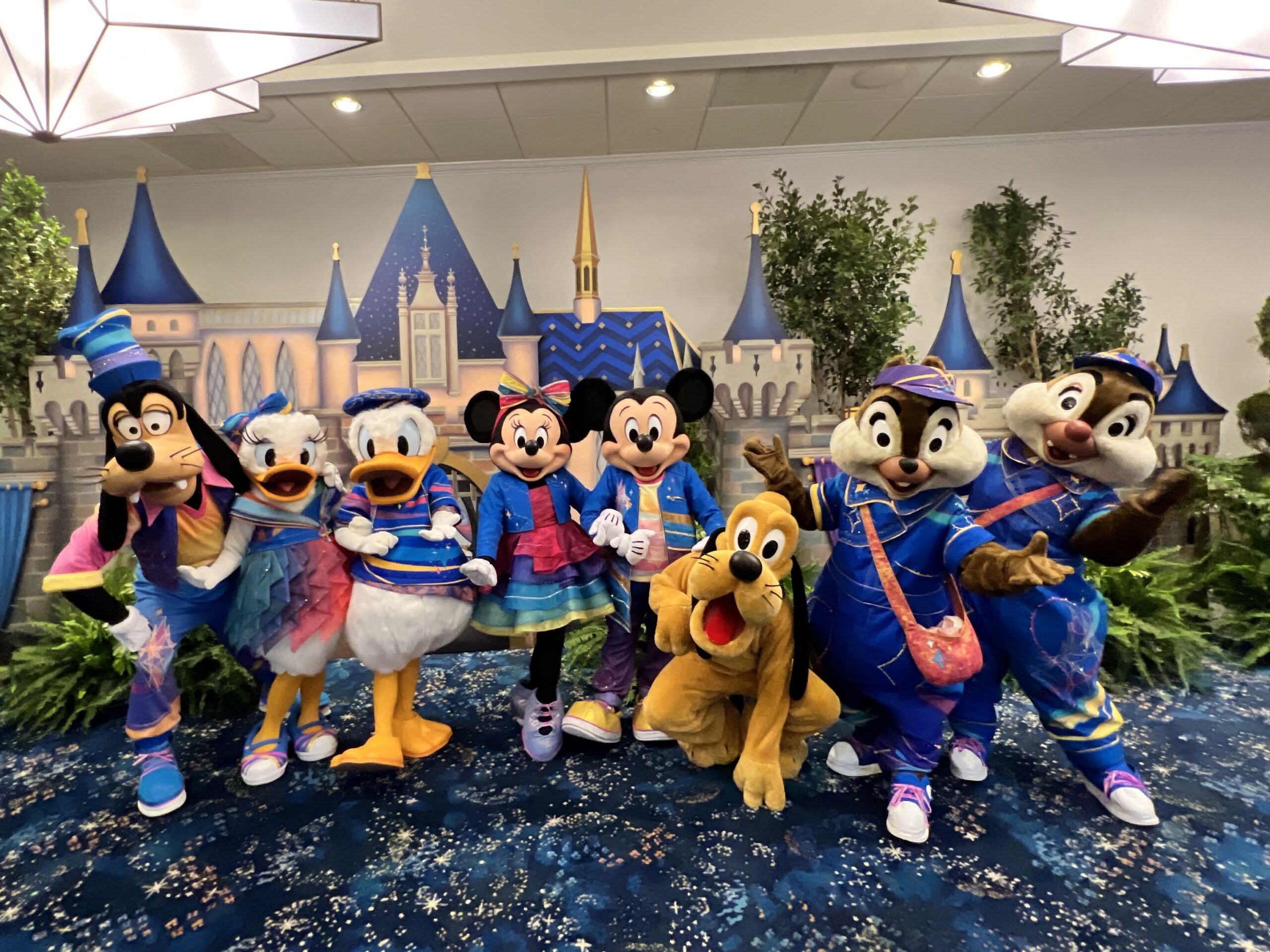 ミッキーマウス、ミニーマウス、ドナルドダック、デイジーダック、グーフィー、プルート、チップ、デールが並んだ70周年集合ショット