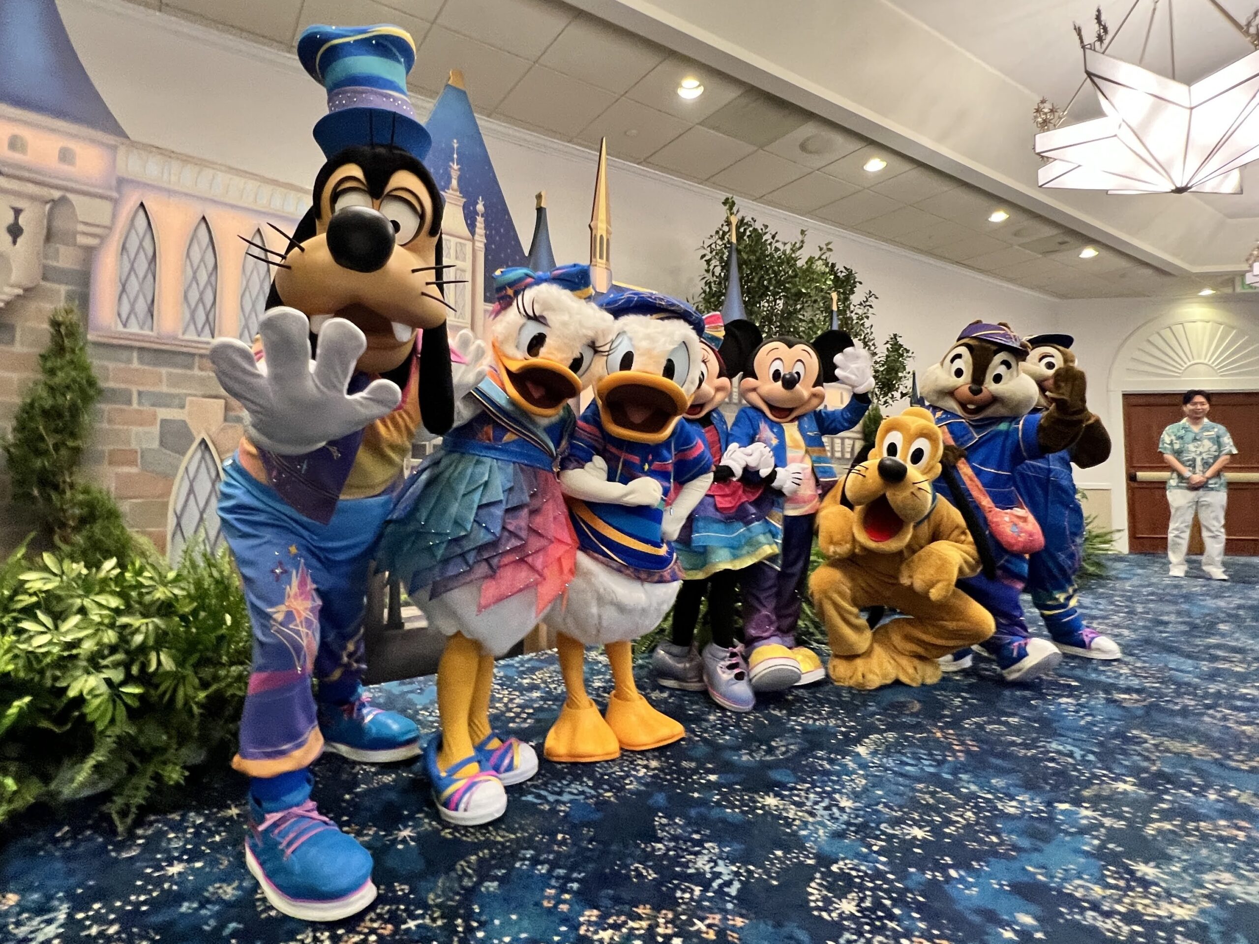 グーフィーが前に出て手を伸ばす70周年コスチュームの迫力ショット(スリーピングビューティー・パビリオン)