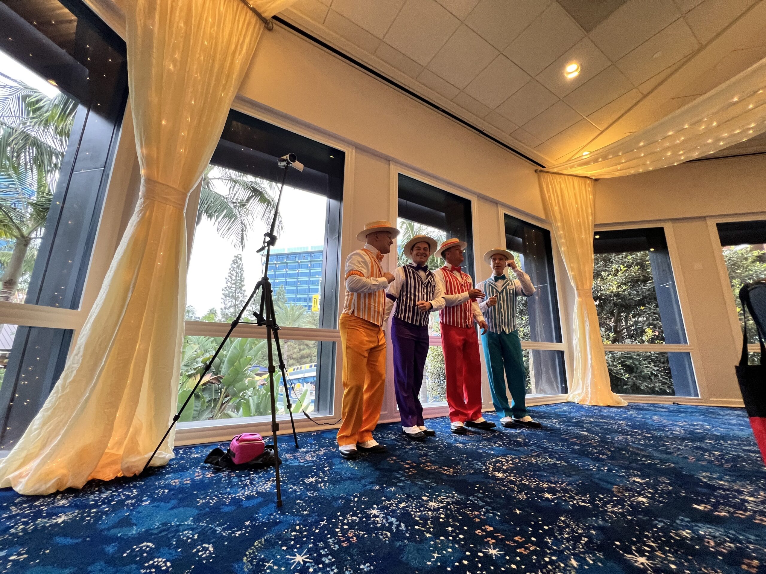 バンケットルームでのダッパーダンのアカペラライブの様子