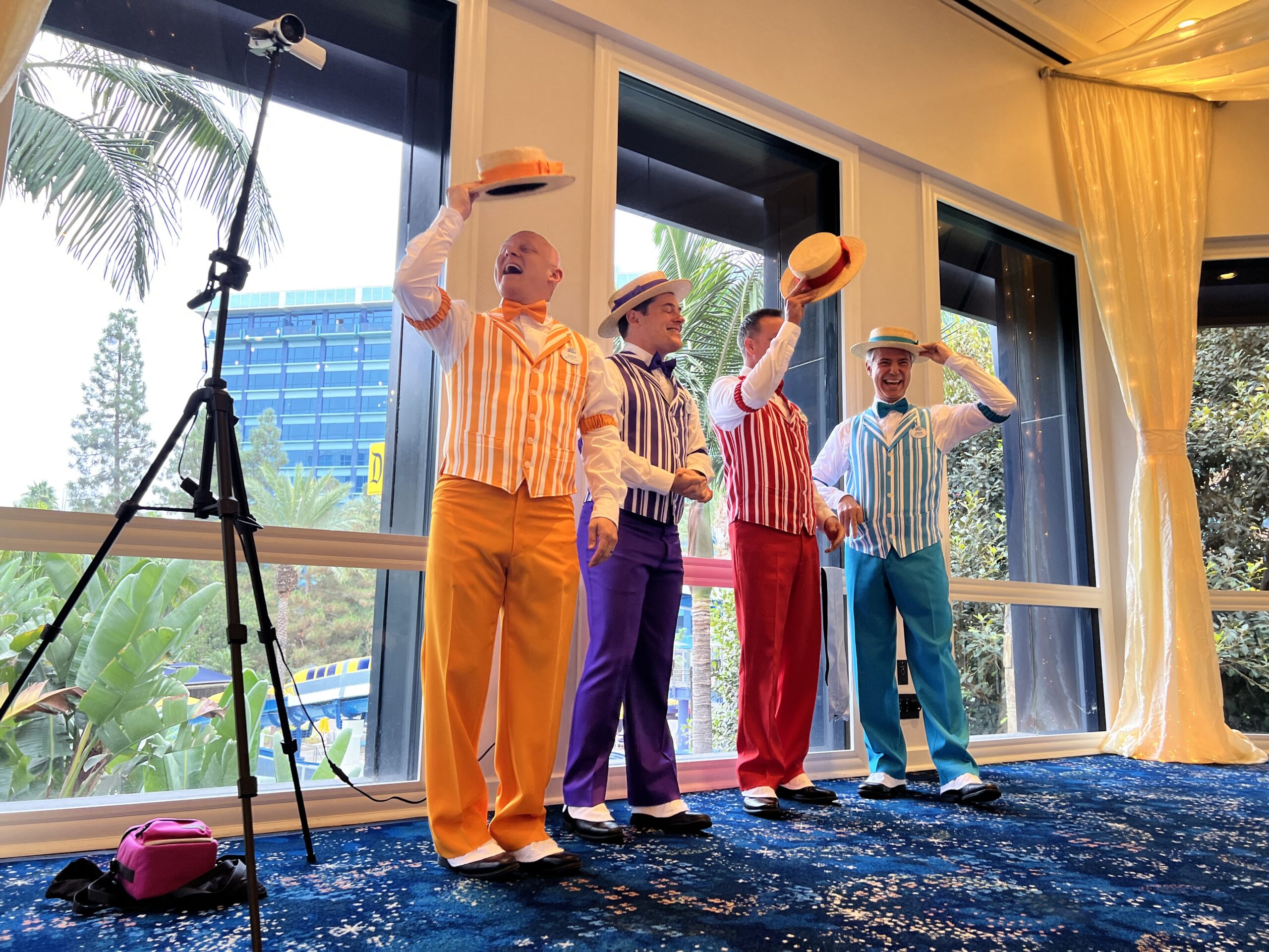 カラフルな衣装のダッパーダンが70周年イベントで歌う様子