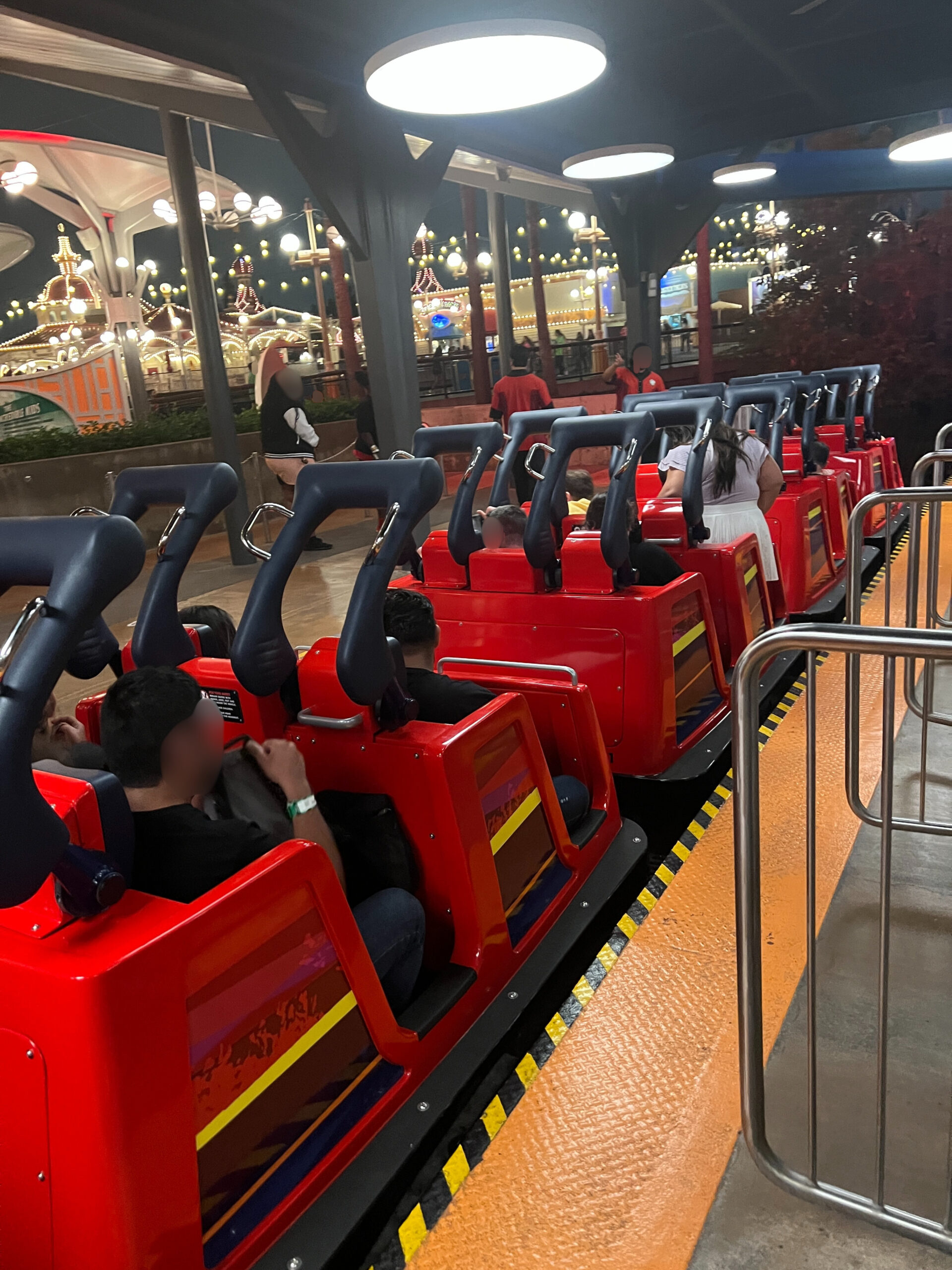 インクレディコースターの横2列シート車両