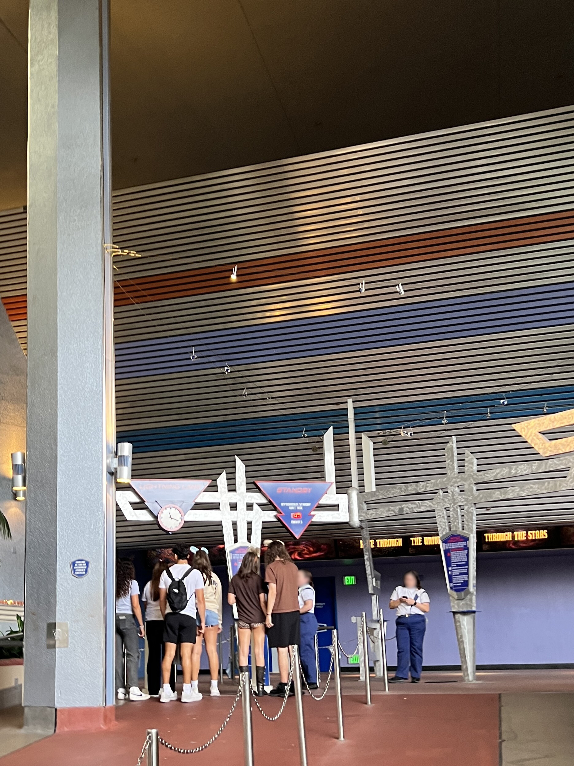 スペース・マウンテンのスタンバイ・ライトニングレーン入口にはシングルライダー案内なしの様子