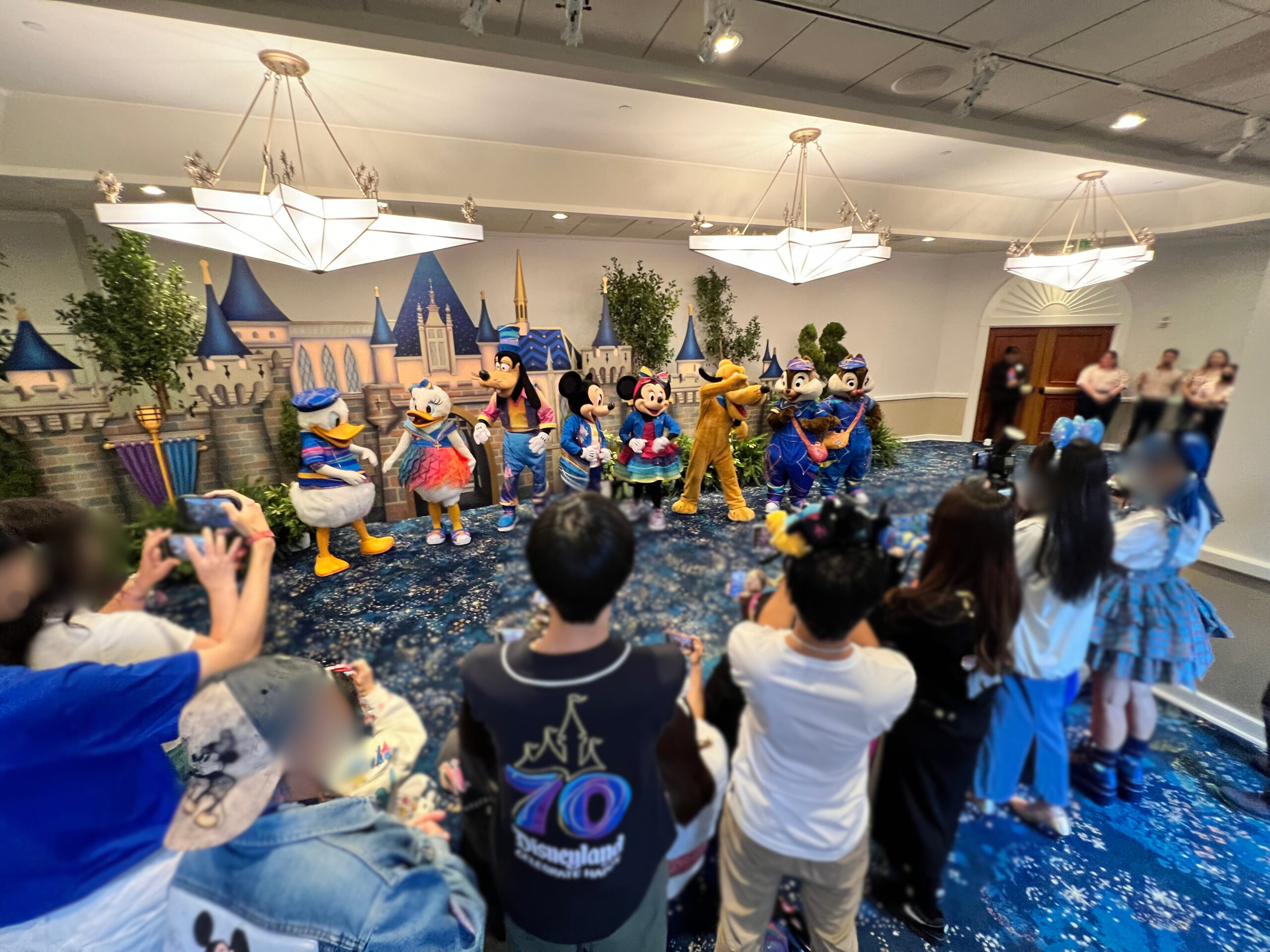 70周年コスチュームのミッキー&フレンズがゲストとやりとりする様子(スリーピングビューティー・パビリオン)