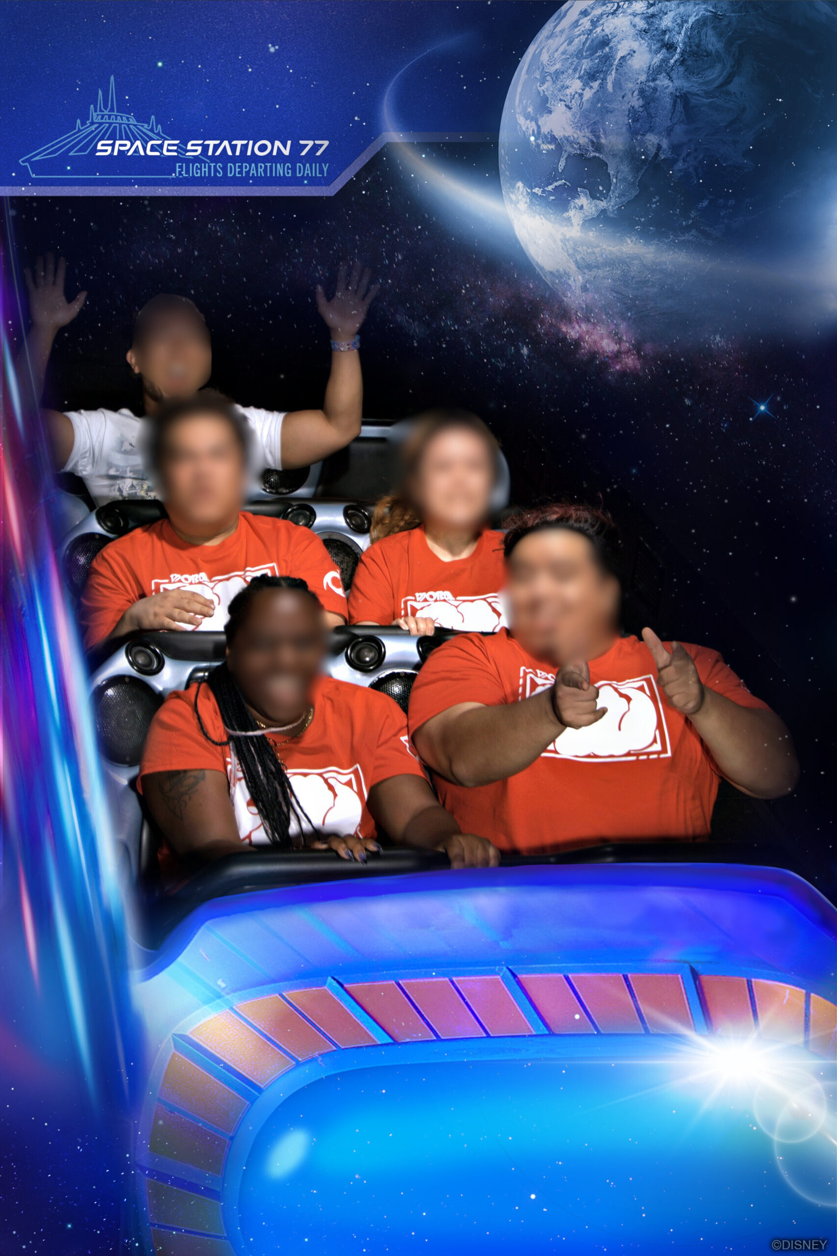 スペース・マウンテンのアトラクションフォト例(グループに紛れて1人で乗車した様子)