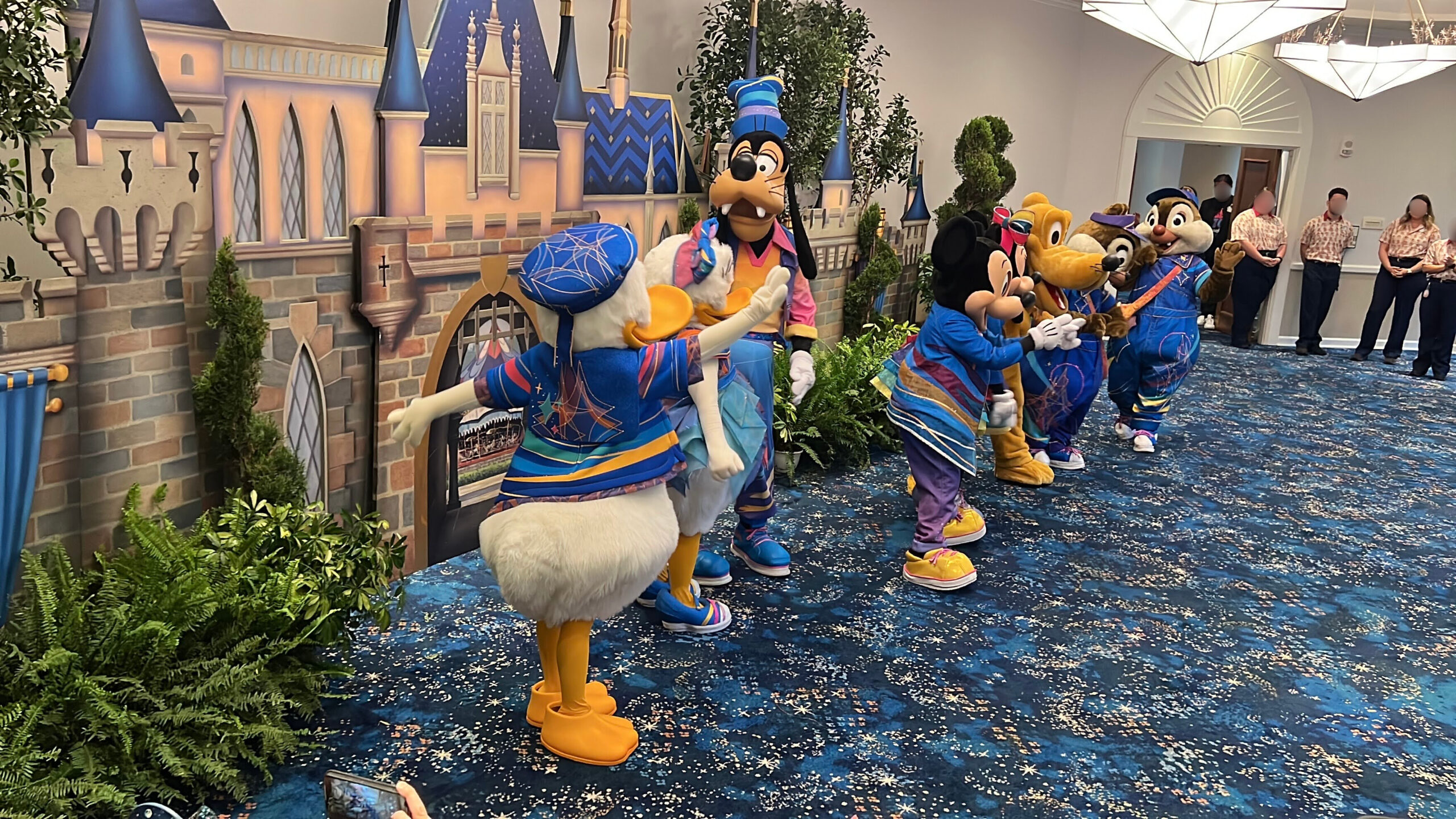 70周年コスチュームをまとったディズニーキャラクター8体の登場シーン(スリーピングビューティー・パビリオン)