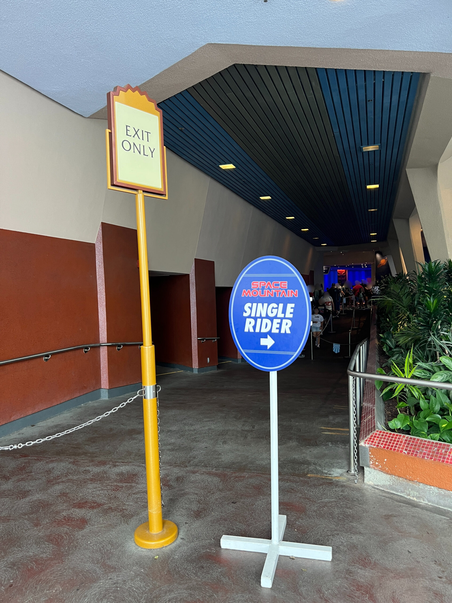 スペース・マウンテンのシングルライダー案内は出口付近に設置されている様子