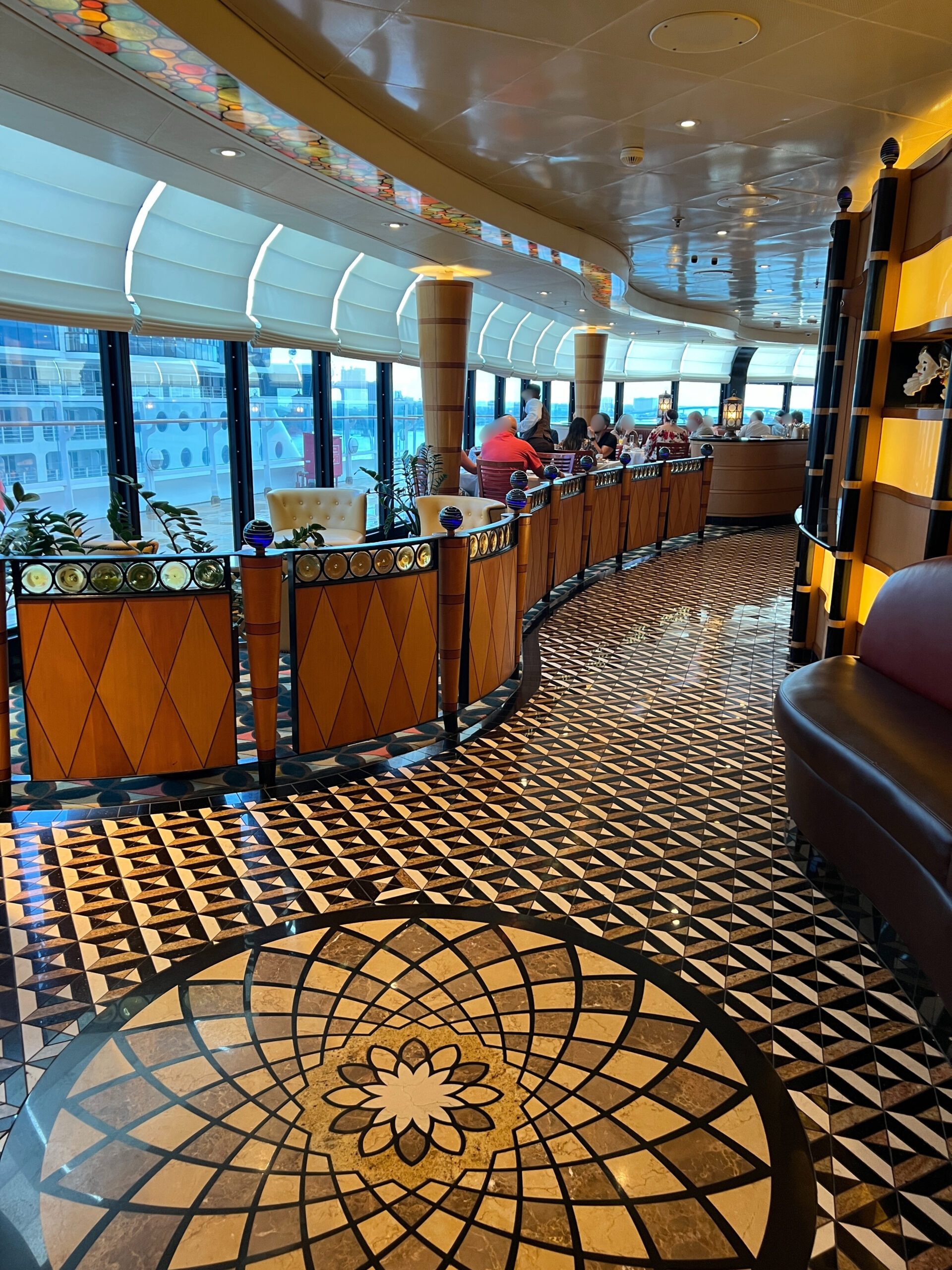 ディズニー・マジック『パロ』のエントランス付近の内装