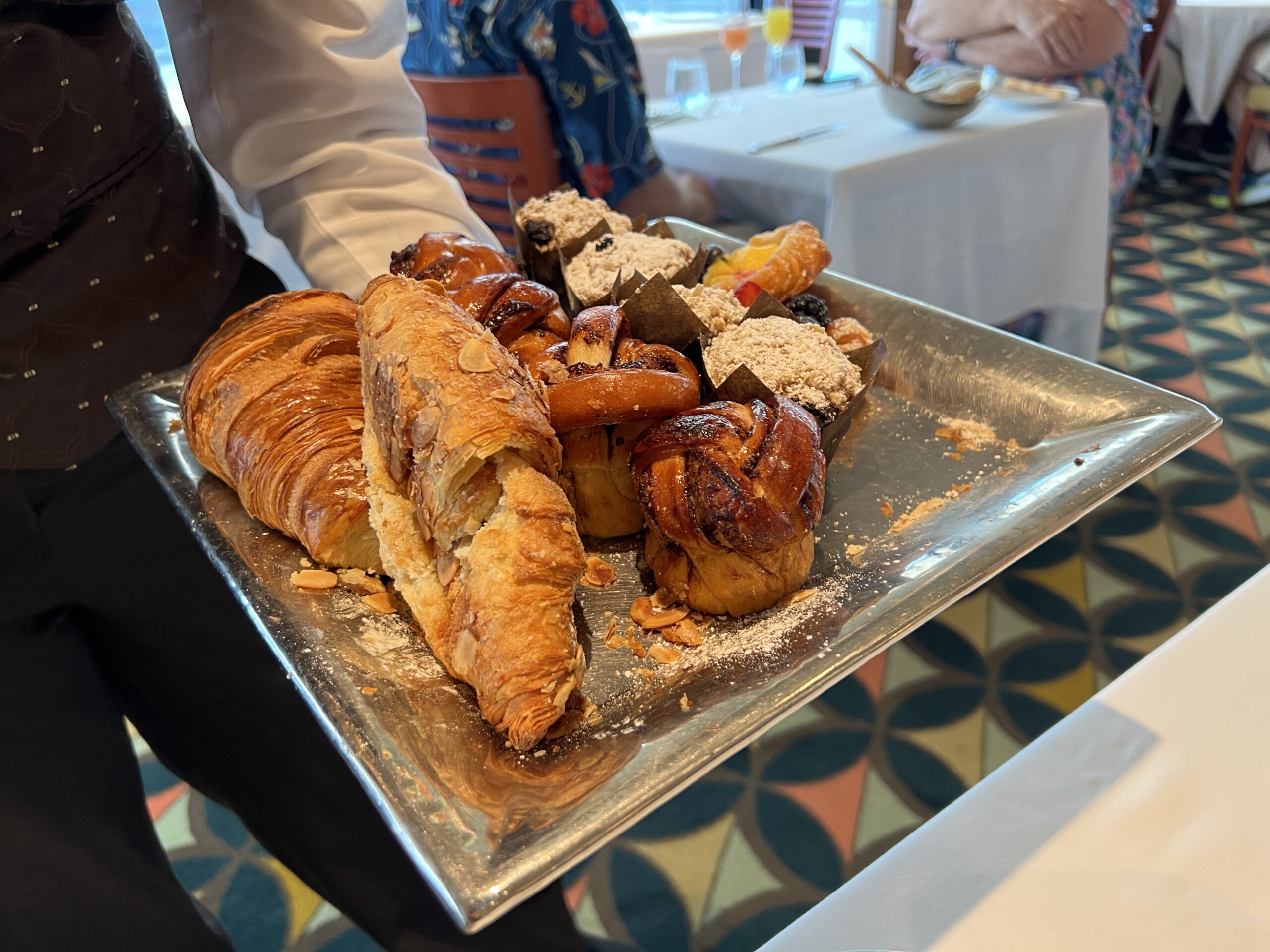 パロ・ブランチで提供される焼きたてペストリーの盛り合わせ(その場で選べるスタイル)