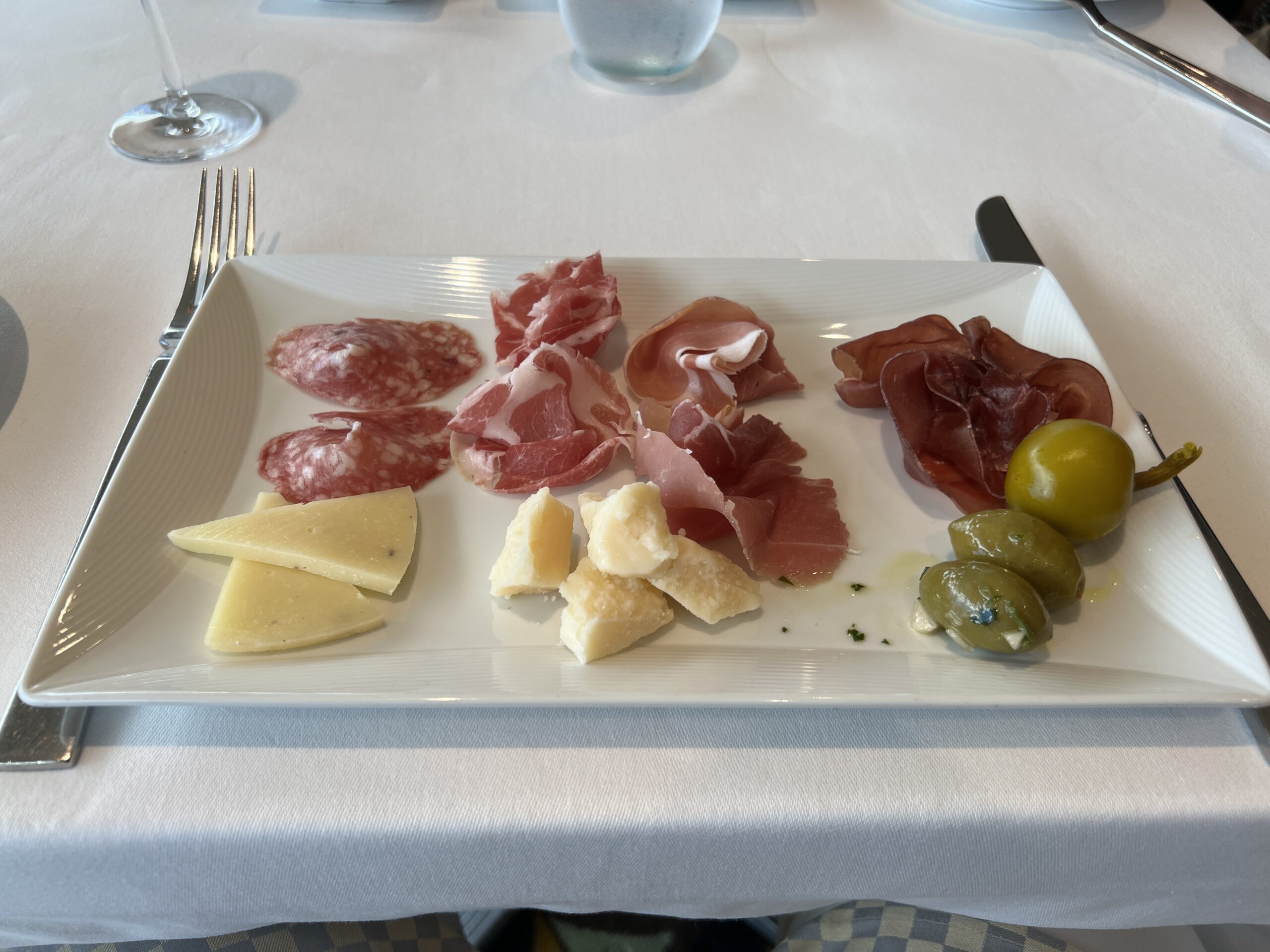 パロ・ブランチの前菜盛り合わせ(生ハム、サラミ、チーズ、オリーブなど)