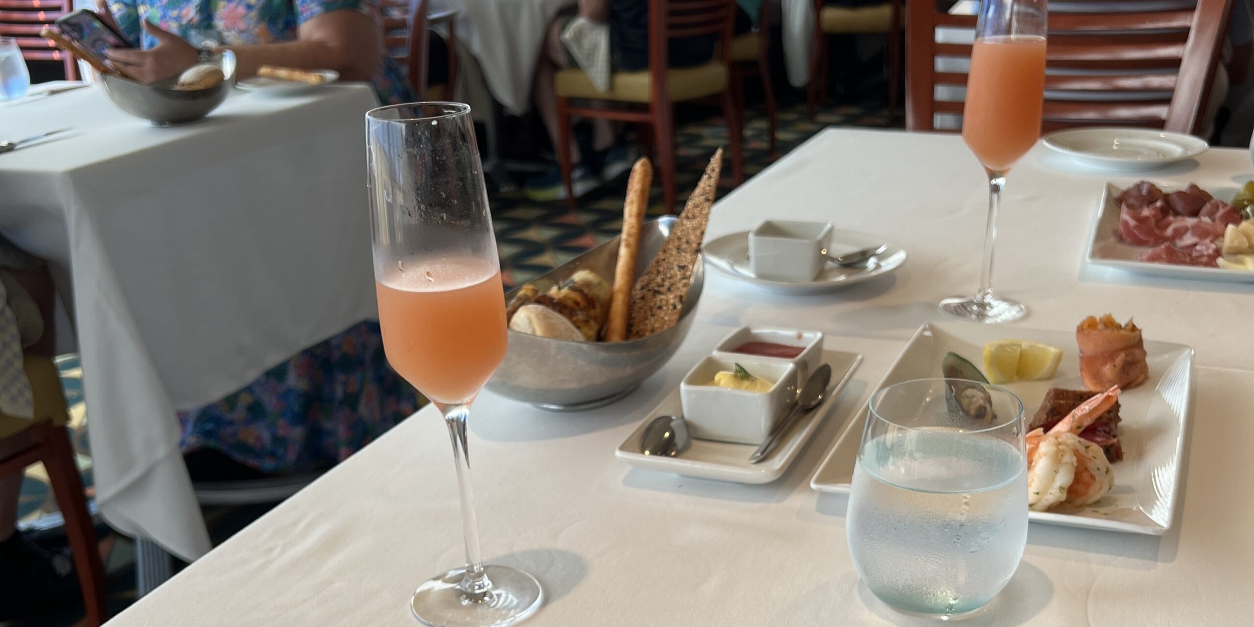 ディズニー・マジックのパロ・ブランチで提供された前菜とドリンク