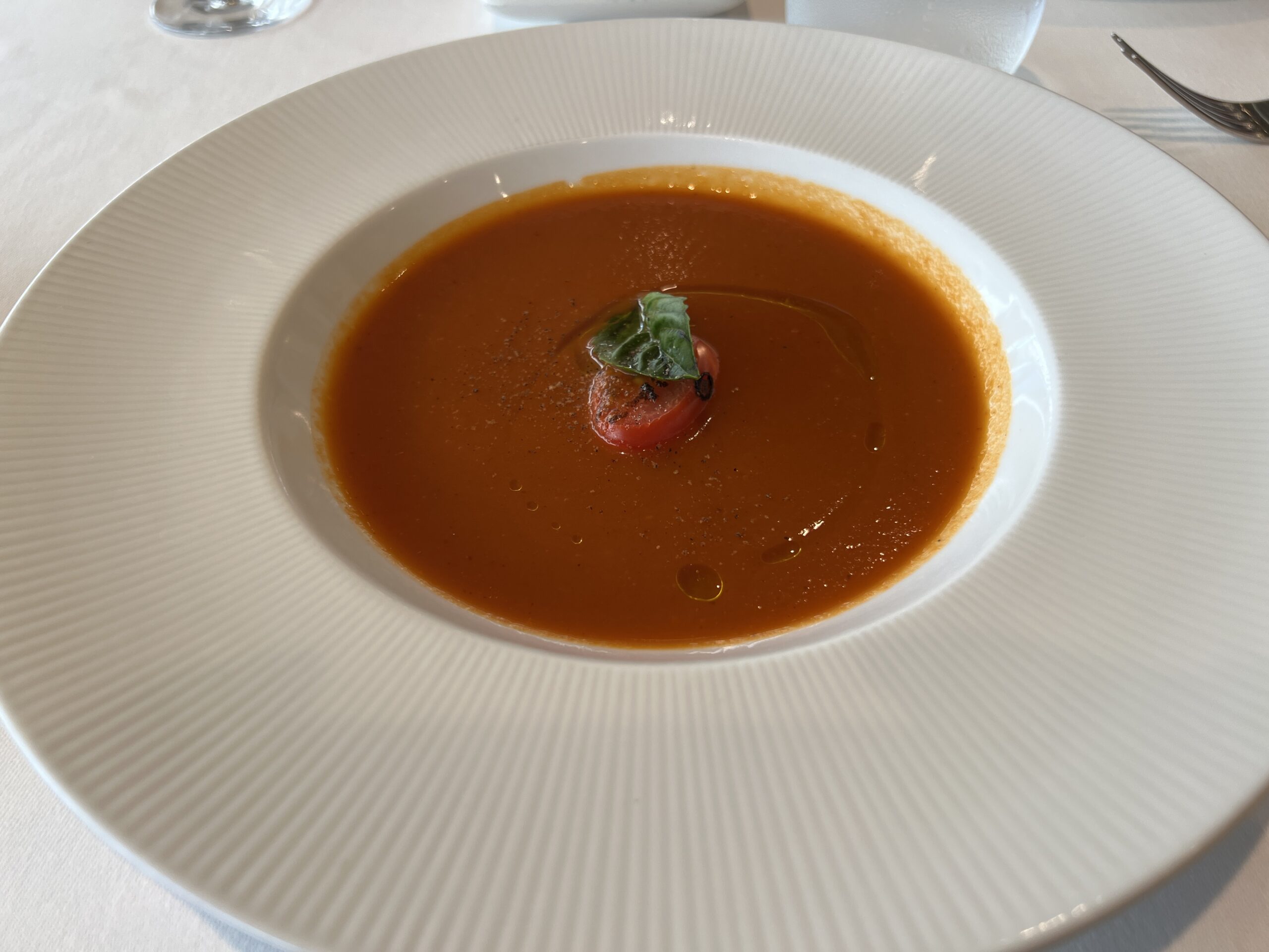 エアルームトマトとバジルのスープ(グレープトマトとオリーブオイル添え)