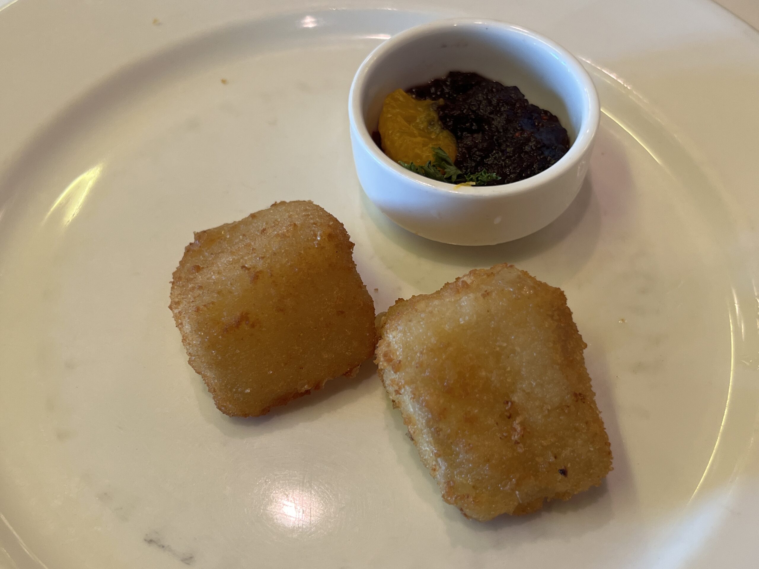 オレンジとクランベリーのチャツネを添えたフライドブリーチーズ