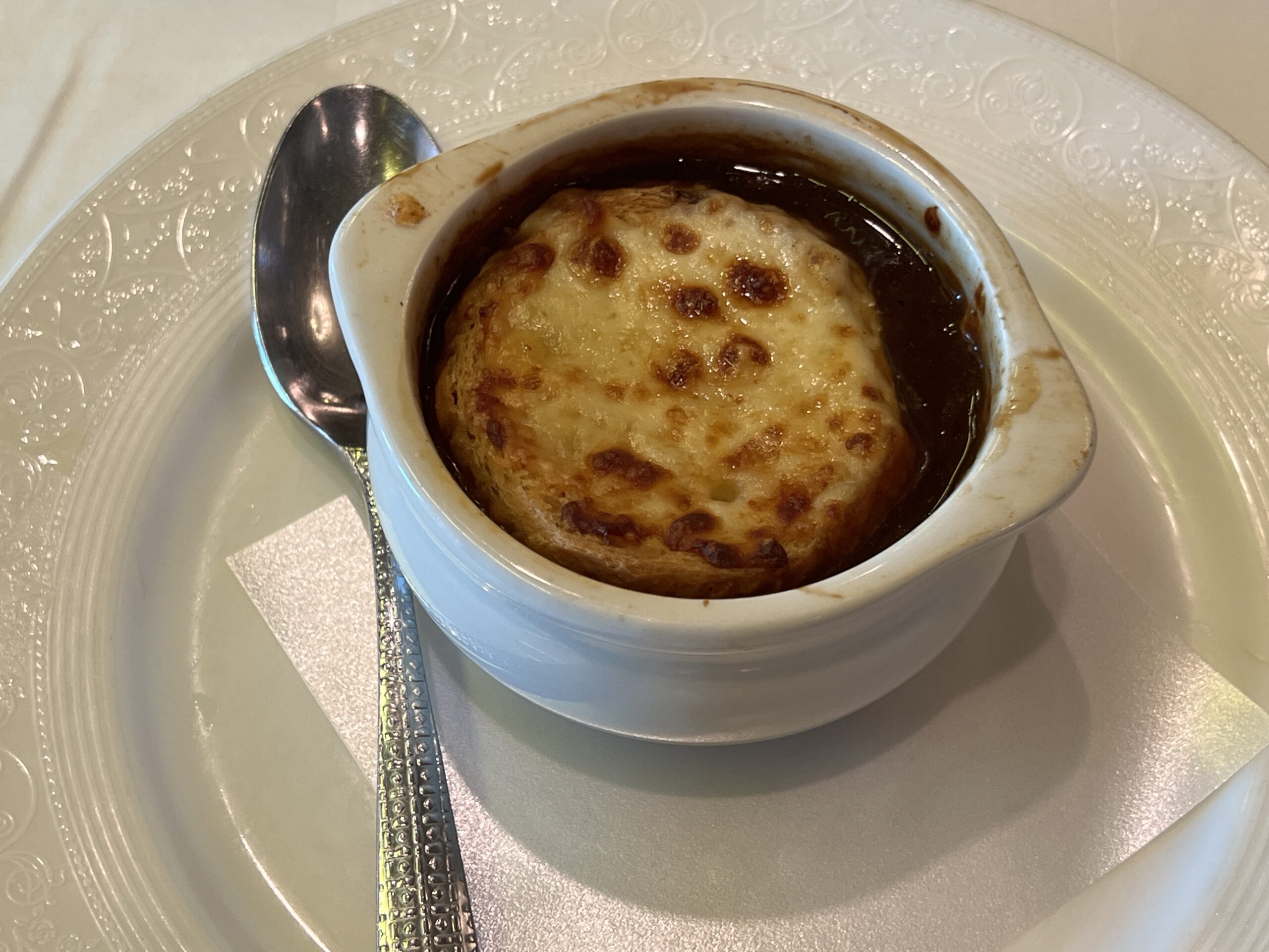 グリュイエールチーズのクルトンが乗ったフレンチオニオンスープ