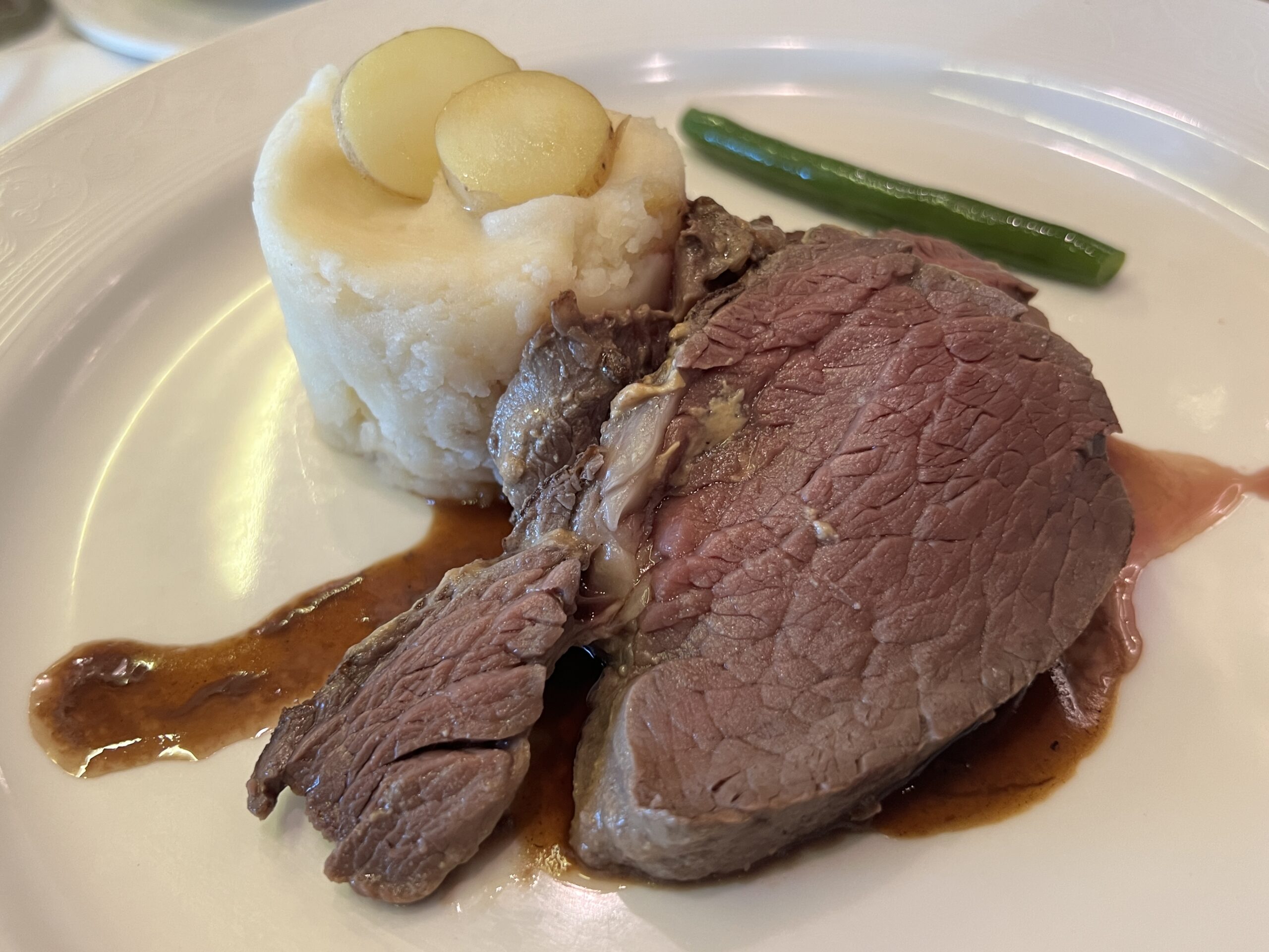 ローストフィレステーキと付け合わせ（ポテトといんげん）の盛り付け