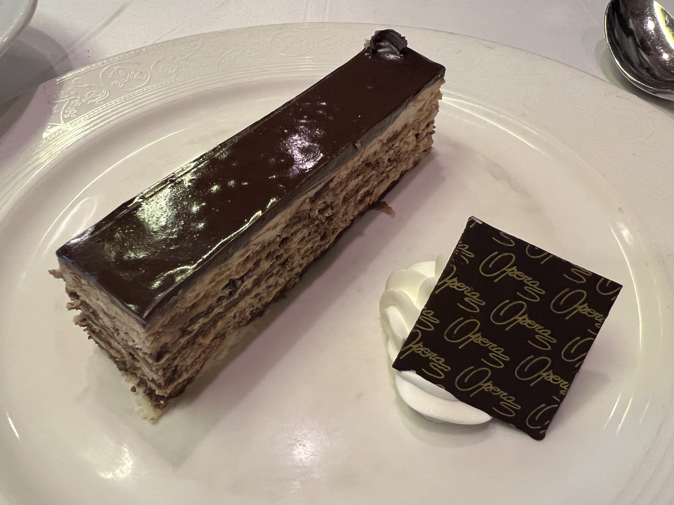 コーヒーシロップのスポンジとチョコレートガナッシュの層が重なるオペラガトー