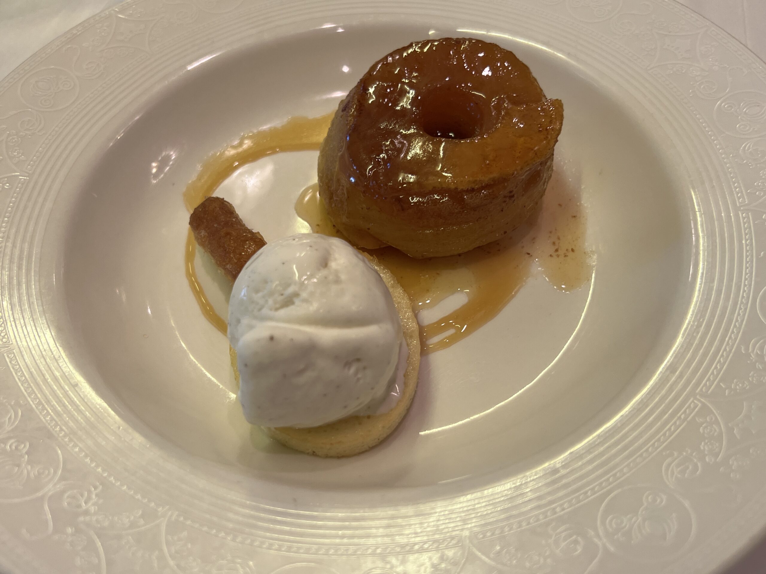 バニラアイスを添えたアップルタルトタタン