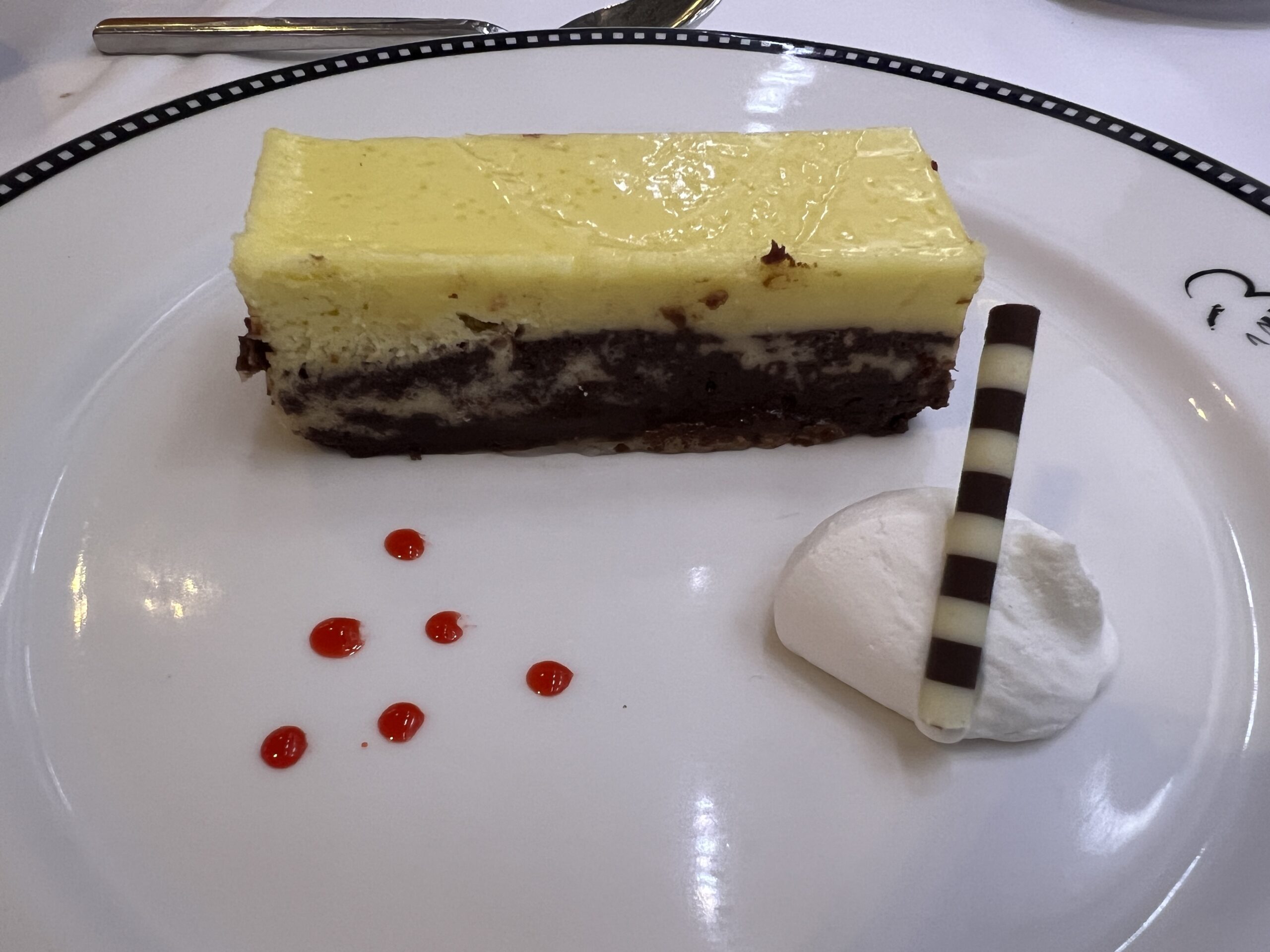 チョコレートファッジベースのチーズケーキ