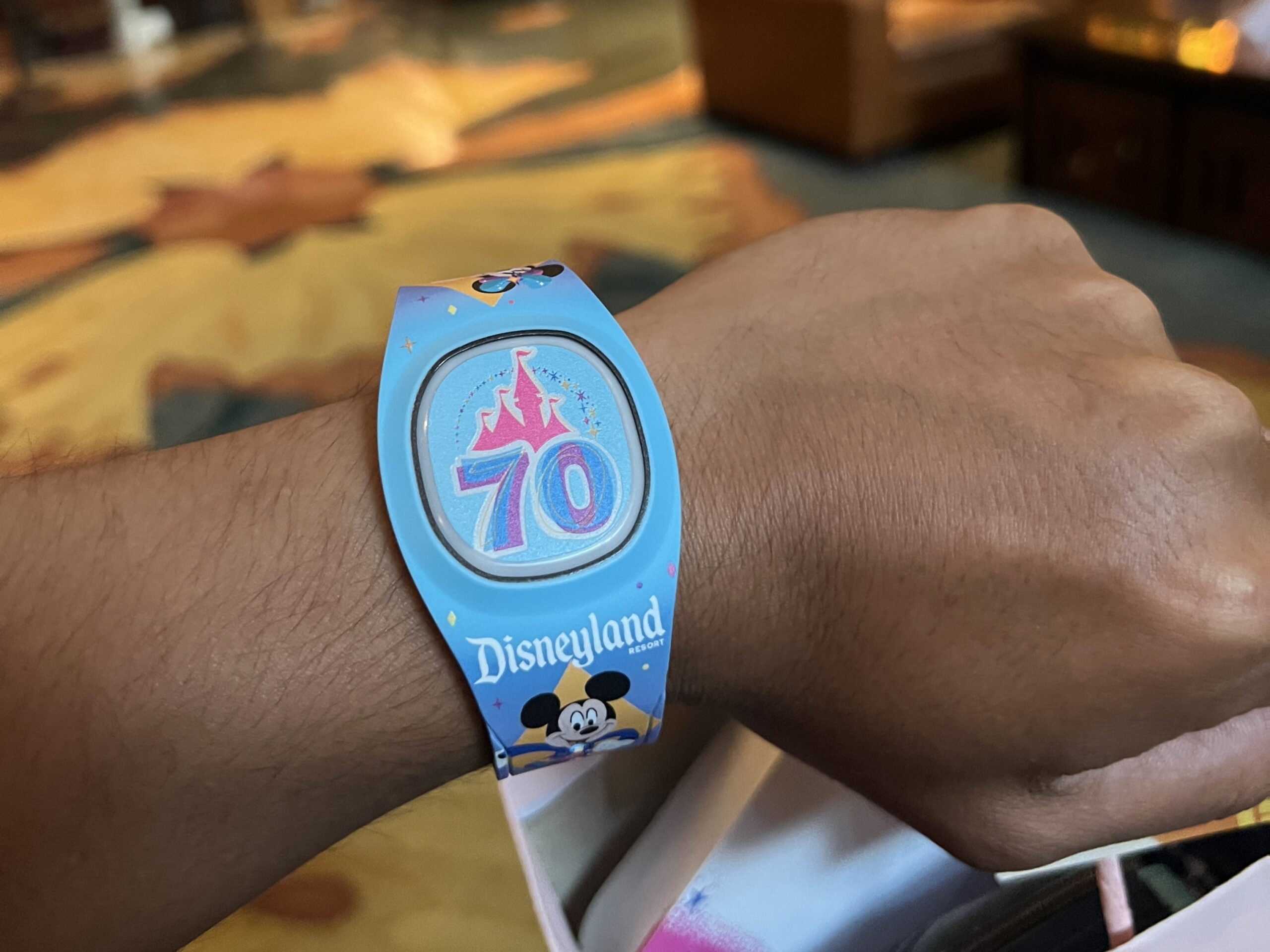 ディズニーバンド+（70周年デザイン）を手首に着用している様子