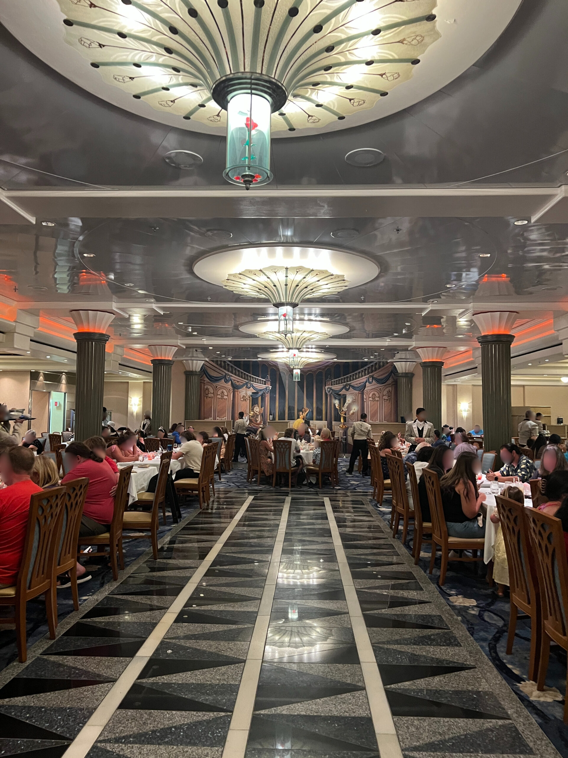 ディズニー・クルーズライン『ルミエール』のダイニングルーム全景