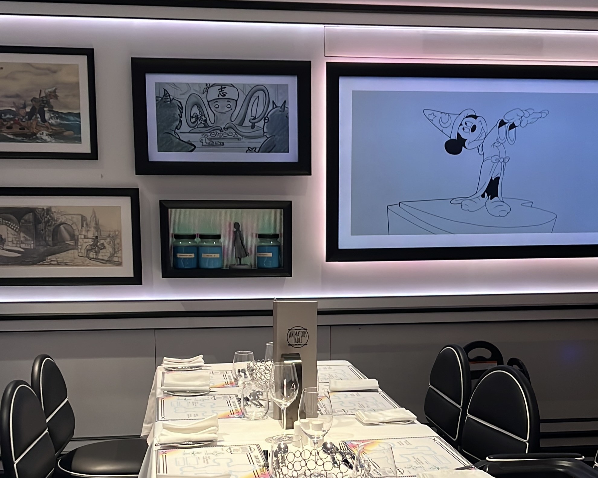 アニメーターズ・テーブル 店内とアニメーションアート