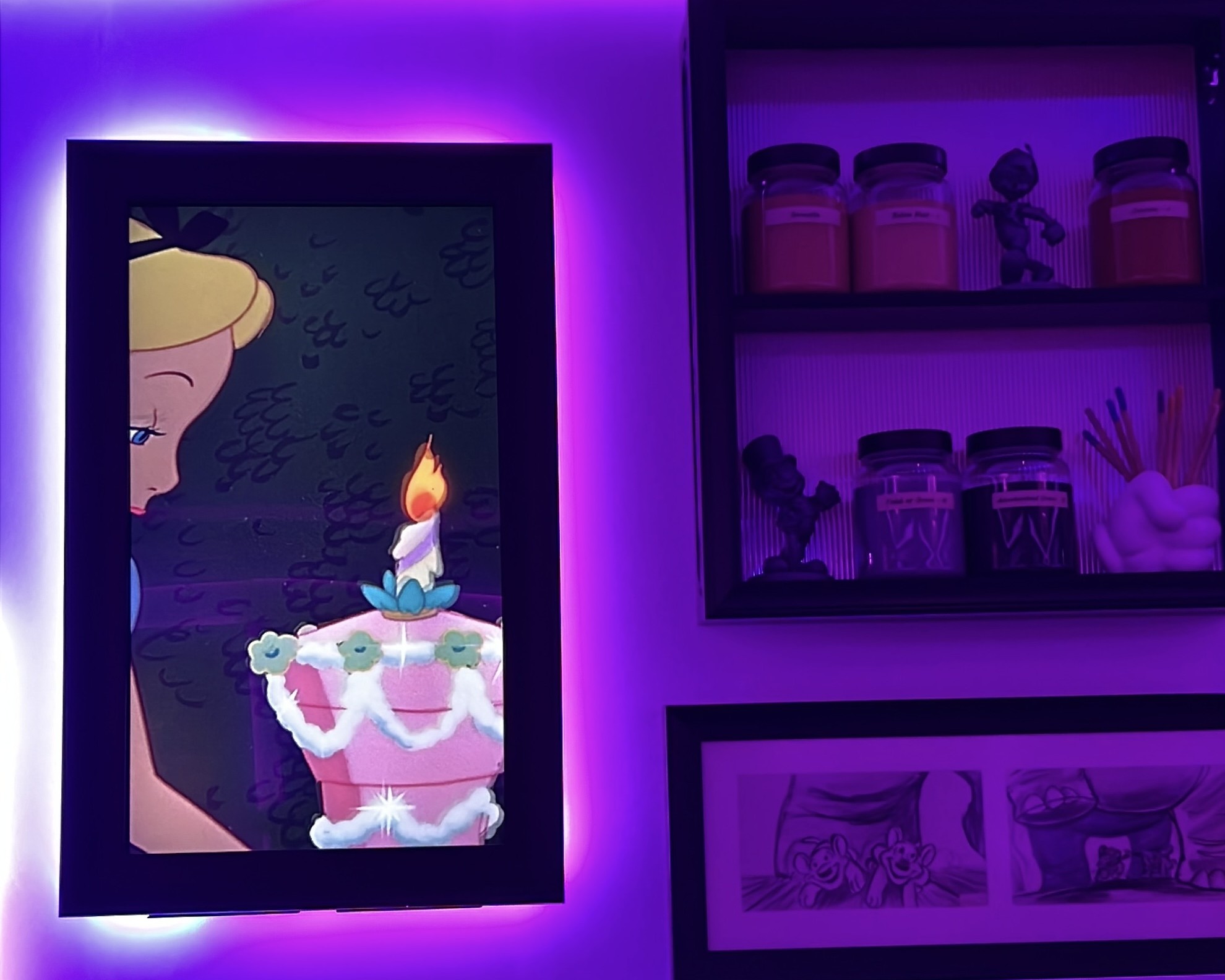 アニメーターズ・テーブル 絵の具の瓶とアニメーション展示