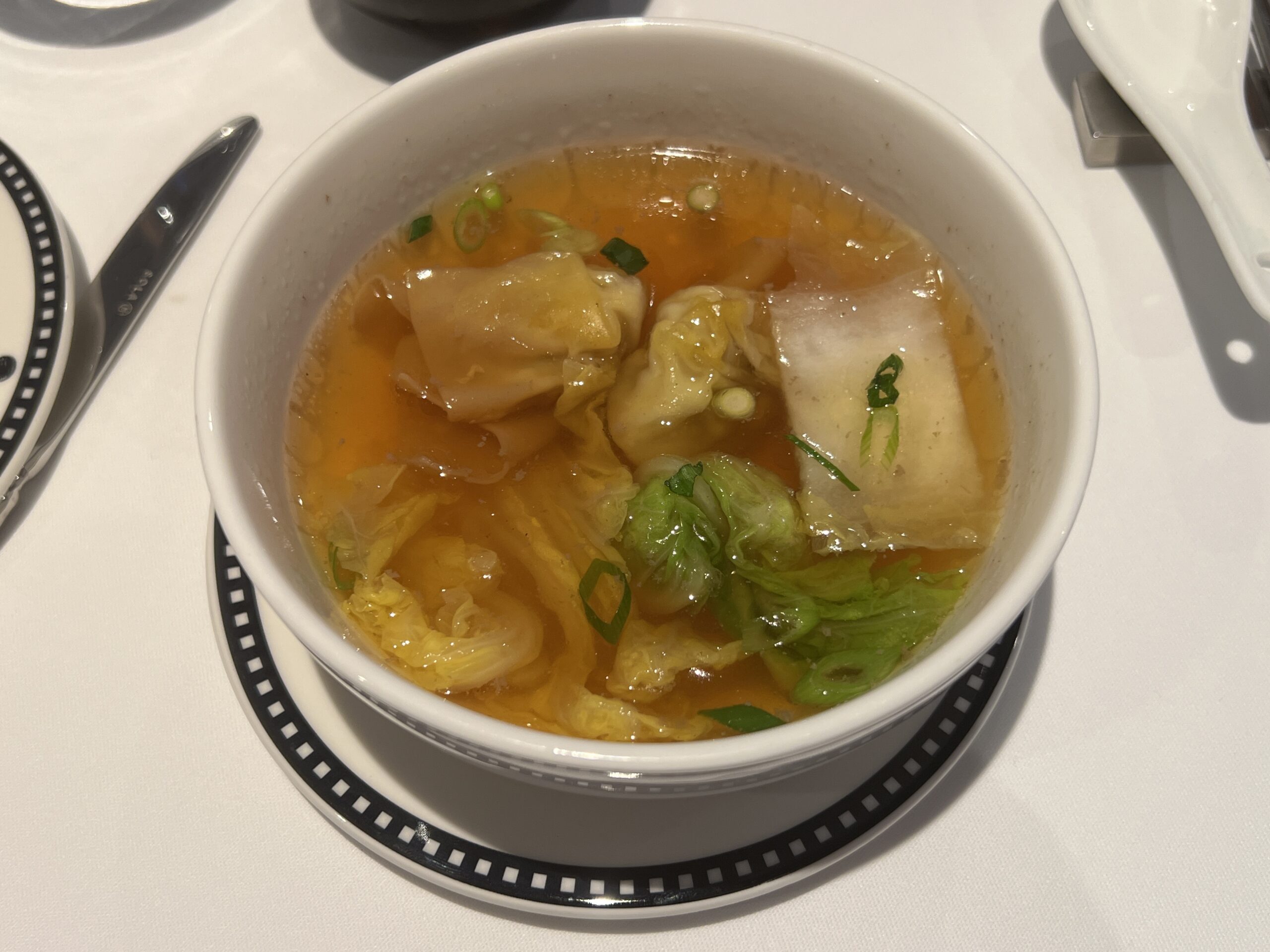 ワンタンスープ Wonton Soup チキンダンプリングのスープ
